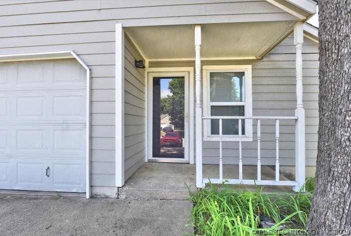 6105 S Vancouver Avenue Property Photo 2
