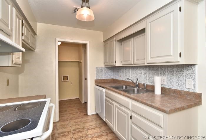 6105 S Vancouver Avenue Property Photo 8