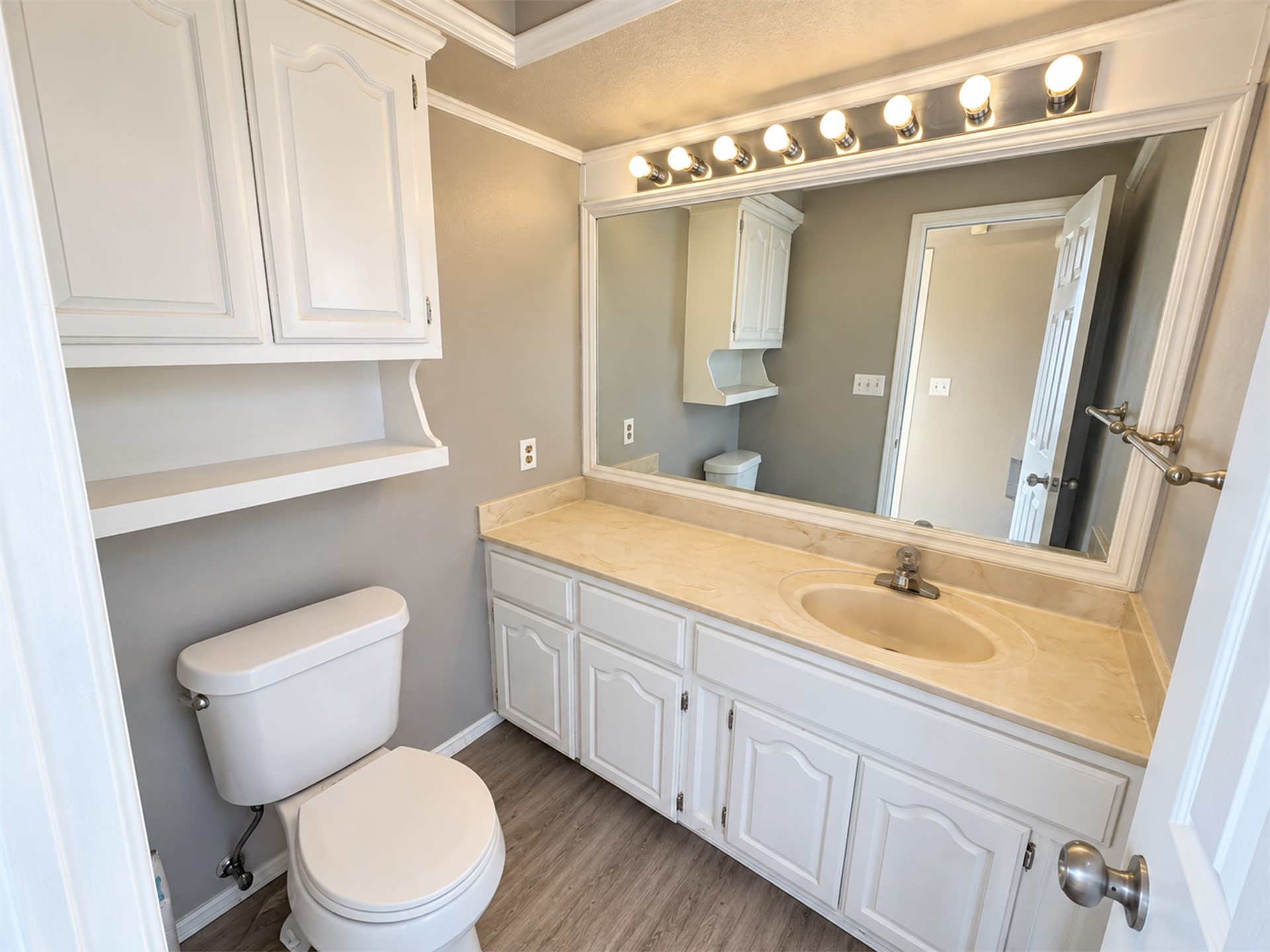 6204 S Trenton Court Property Photo 4