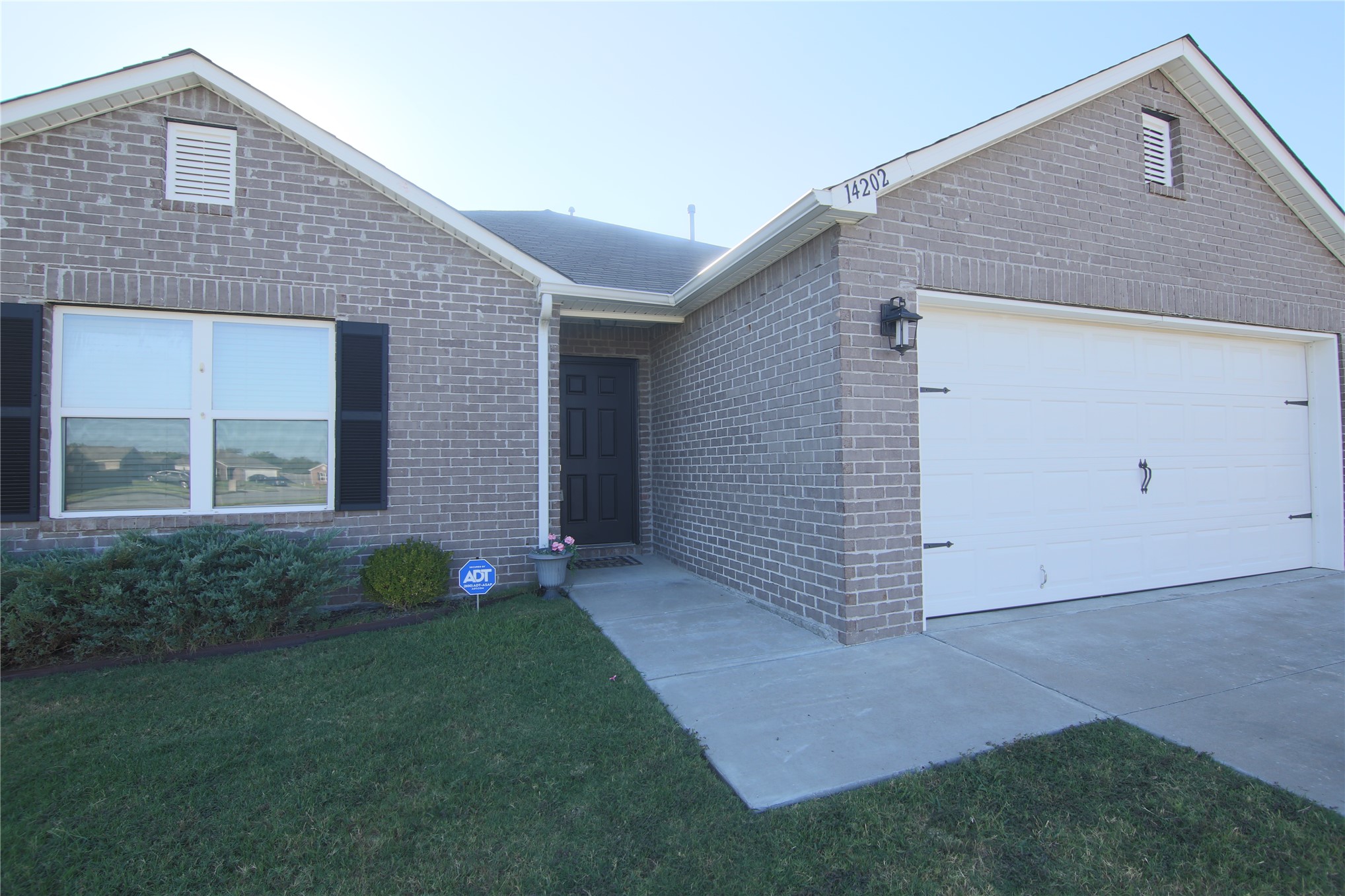 14202 N 74 East Avenue Property Photo 2