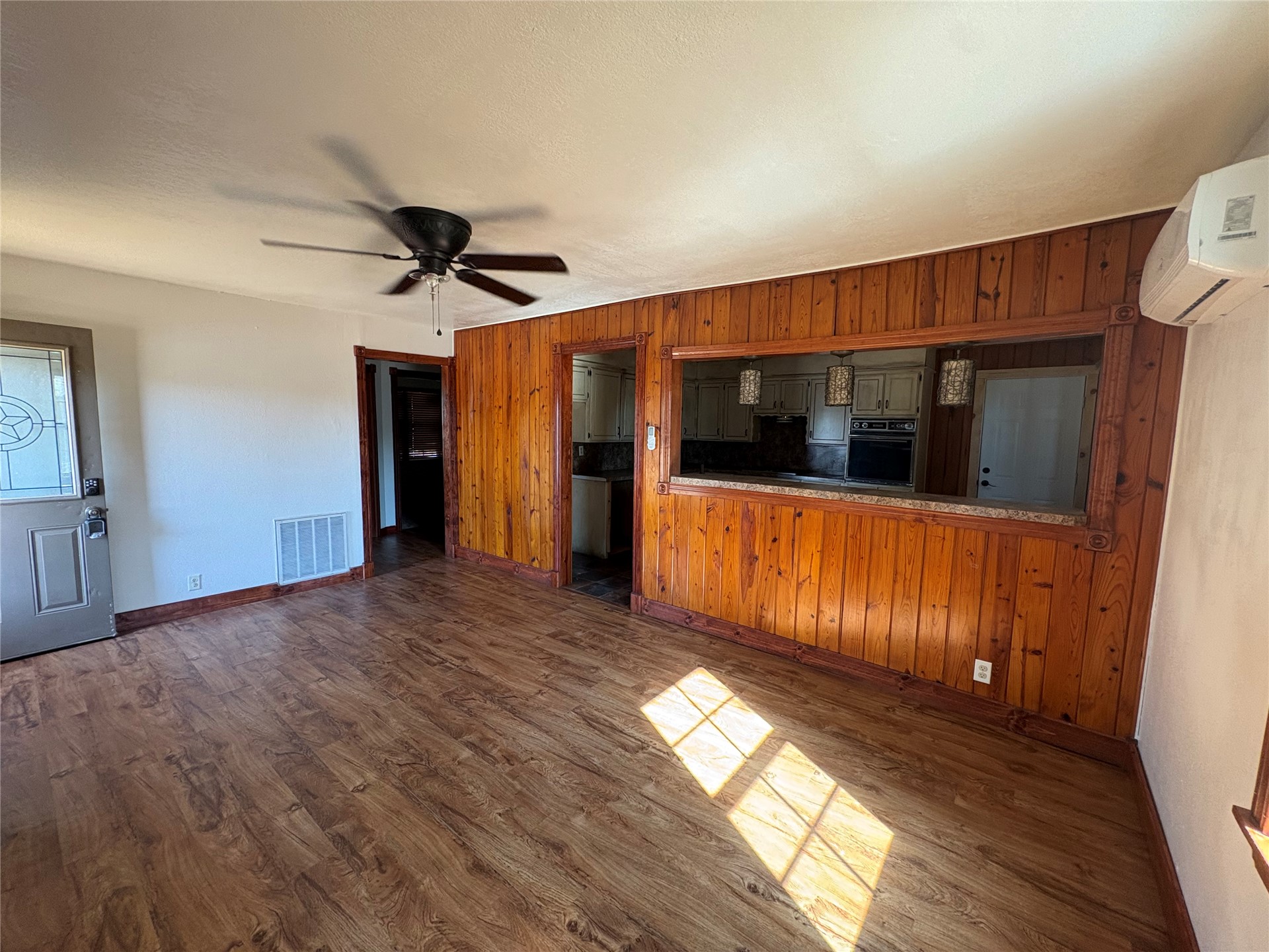107 N Walker Property Photo 5