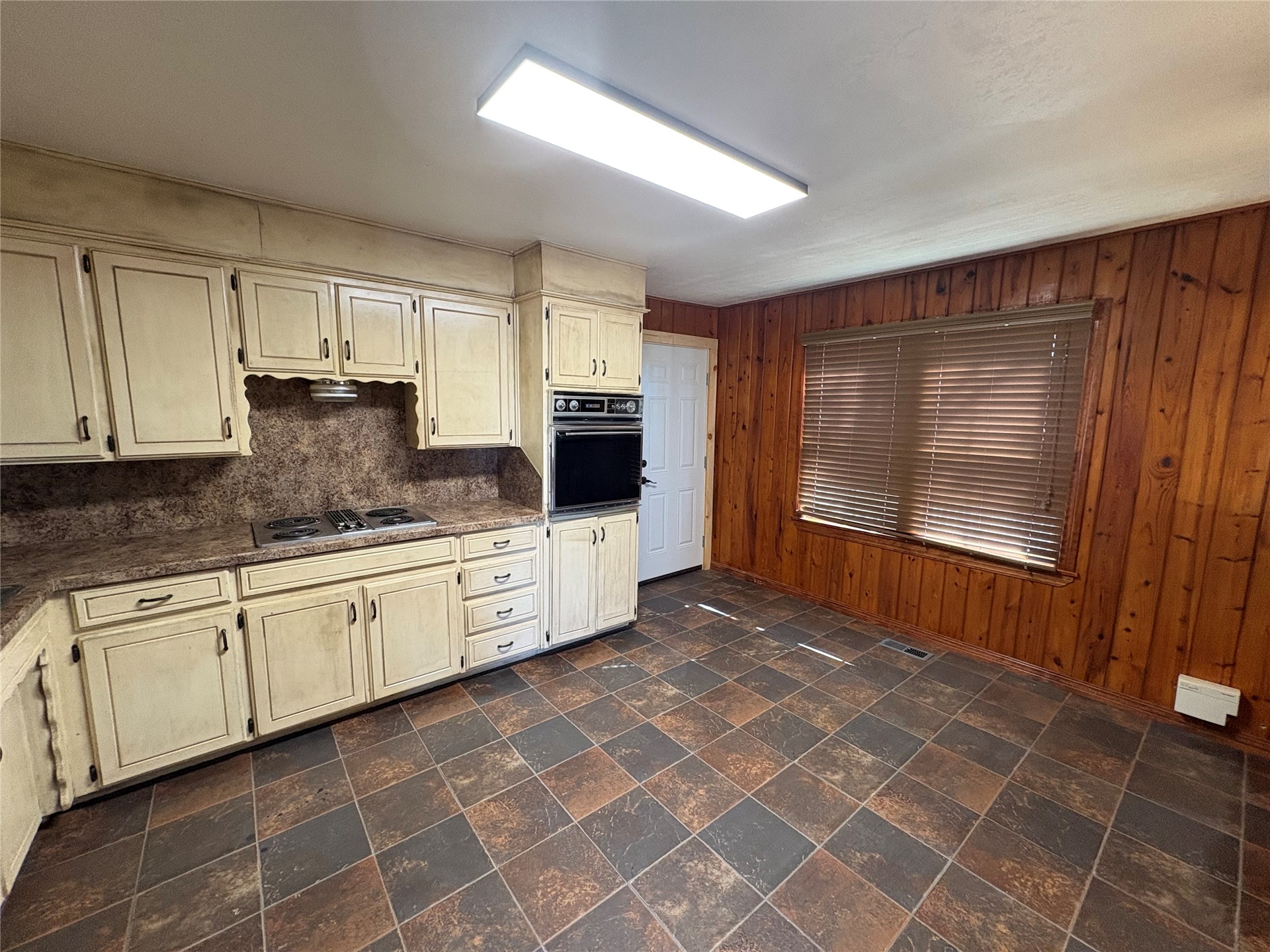 107 N Walker Property Photo 8