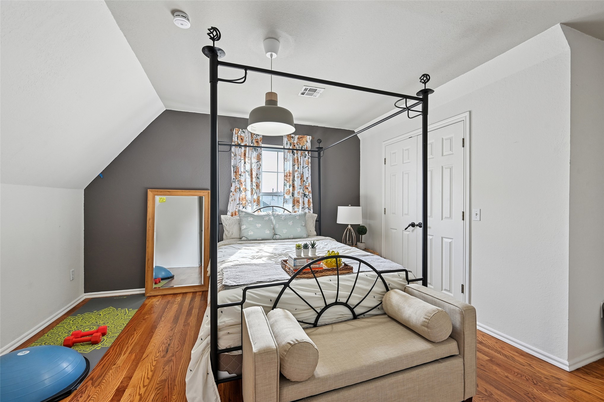 7686 S Fulton Avenue Property Photo 10