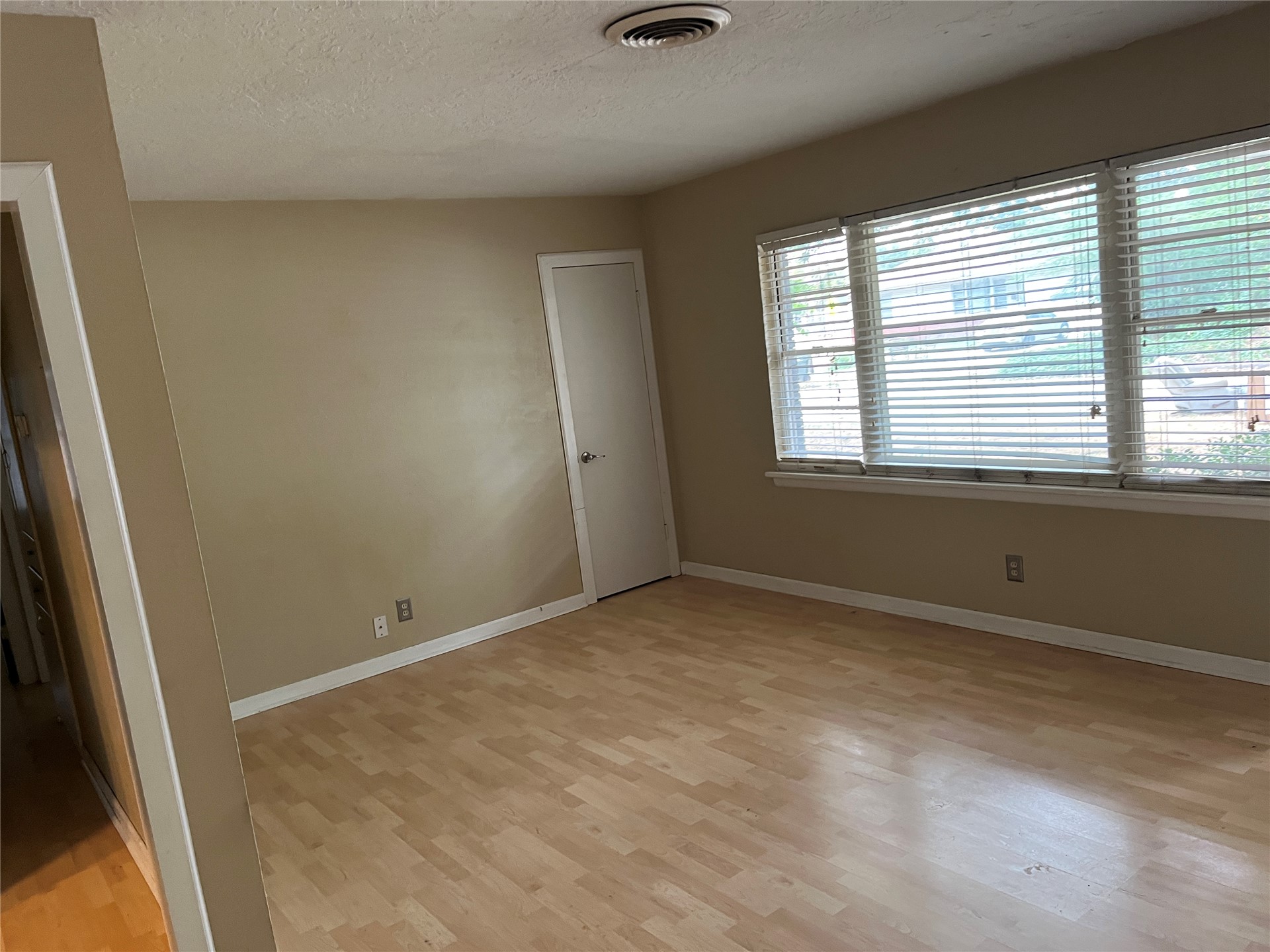 1519 Windsor Way Property Photo 5