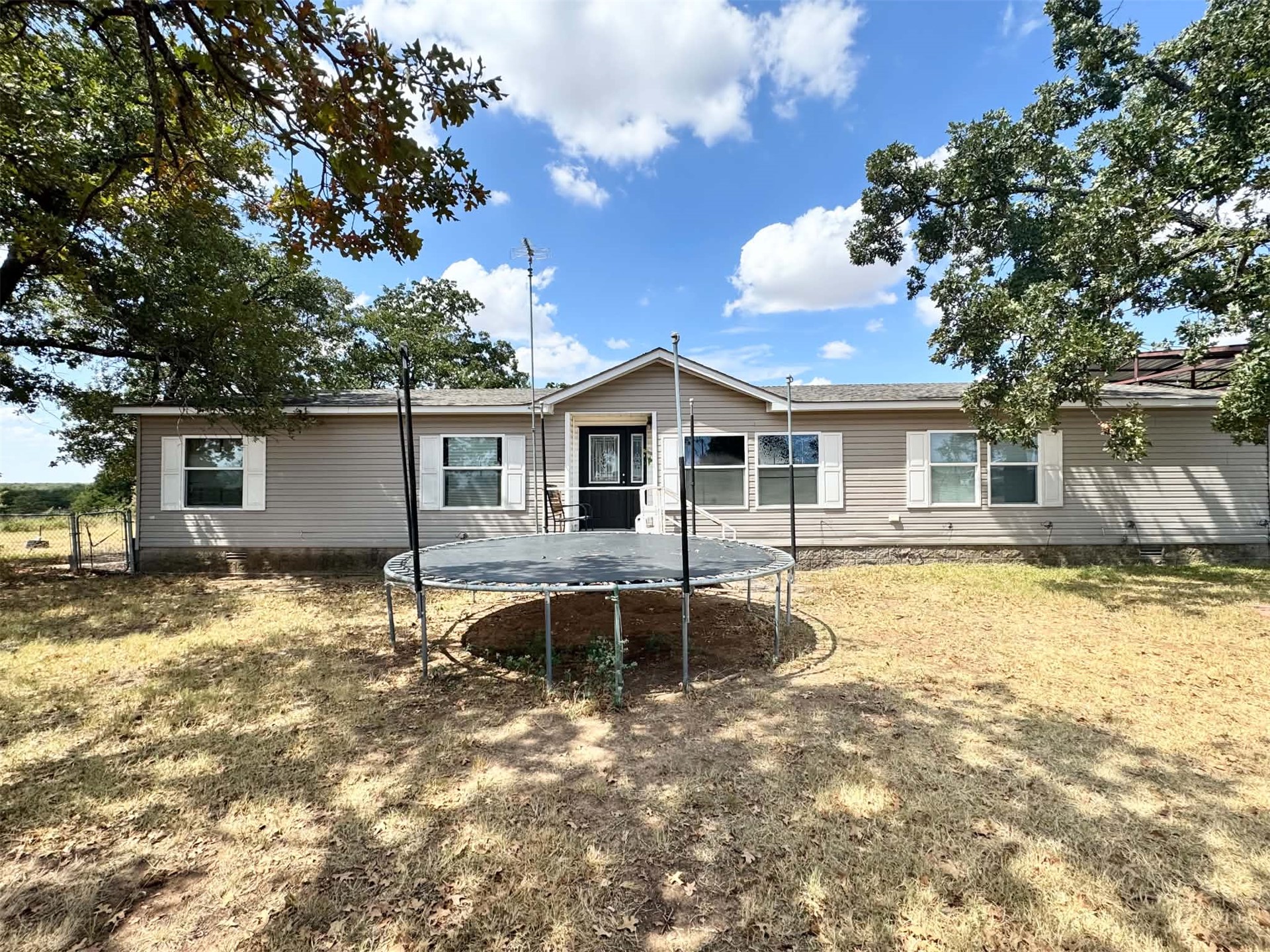 975 Claxton Property Photo 1