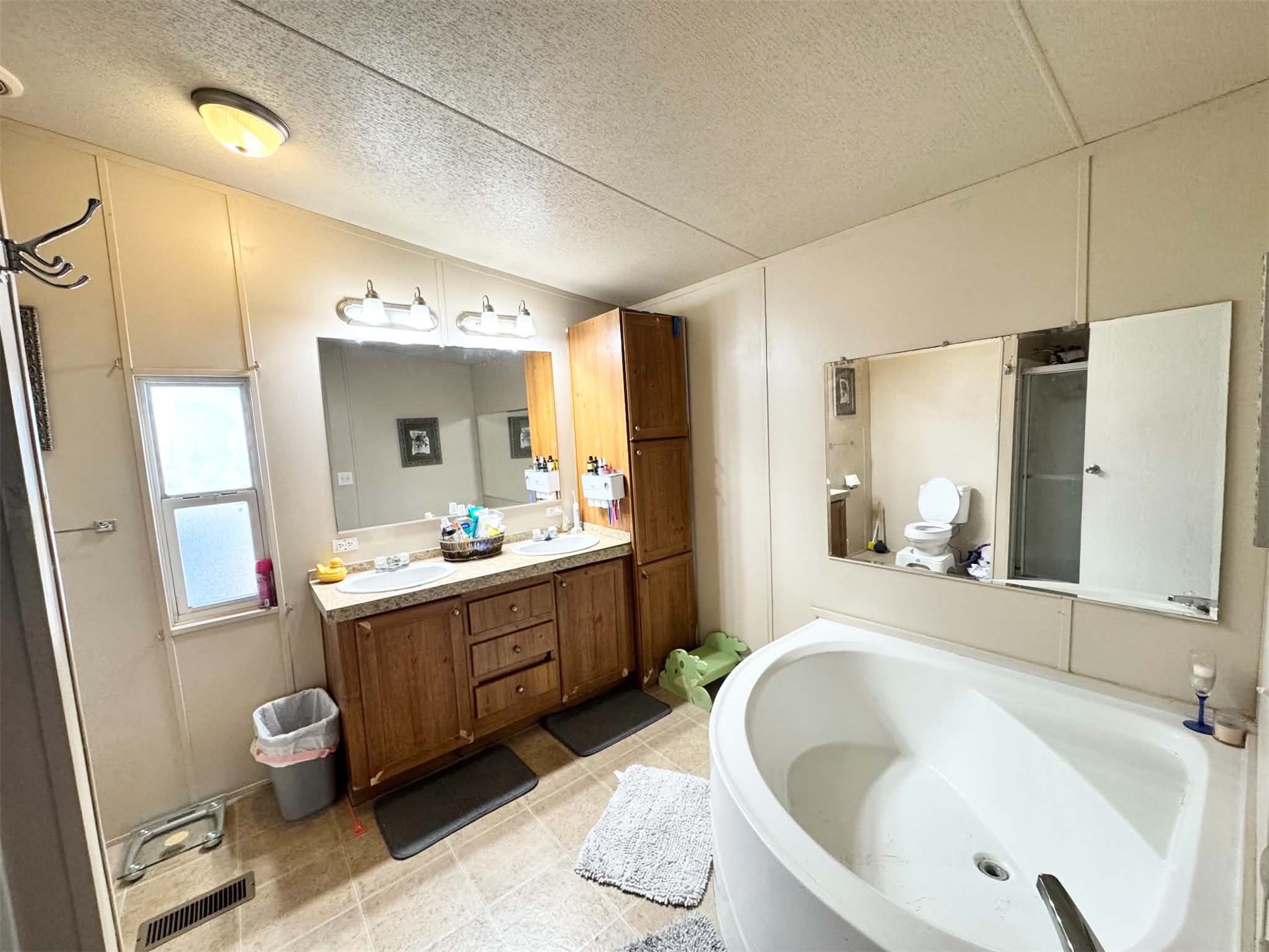 975 Claxton Property Photo 6