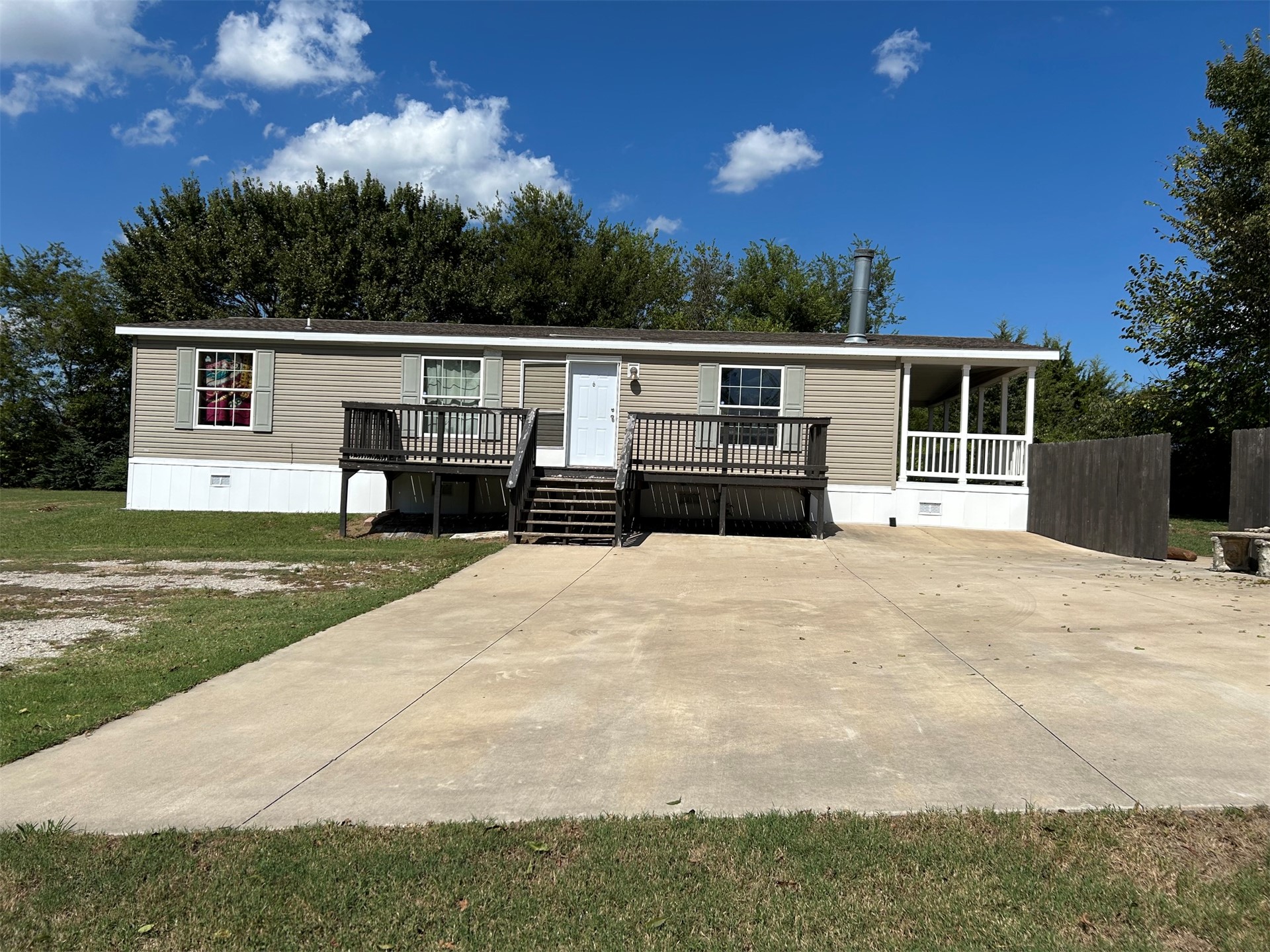 18121 W Coyote Trail S Property Photo 1