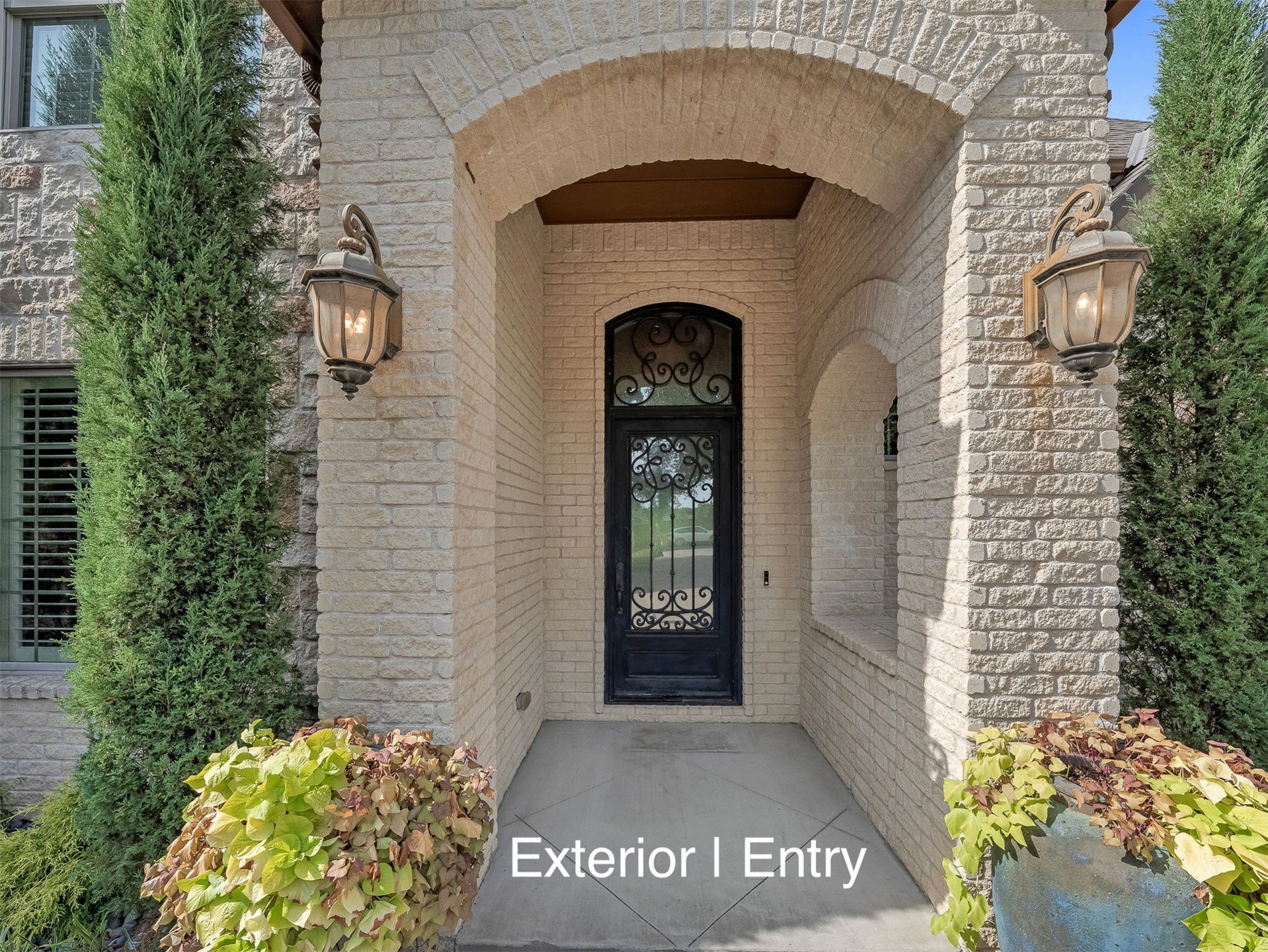 10610 S Nandina Court Property Photo 4