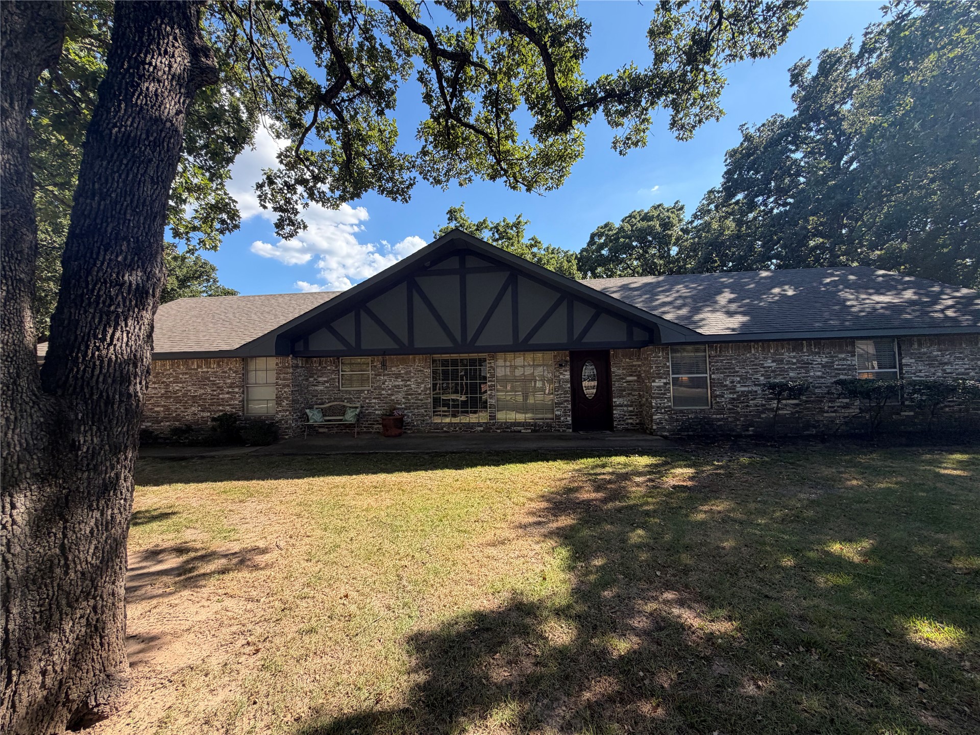 8 Town And Country Circle Property Photo 1