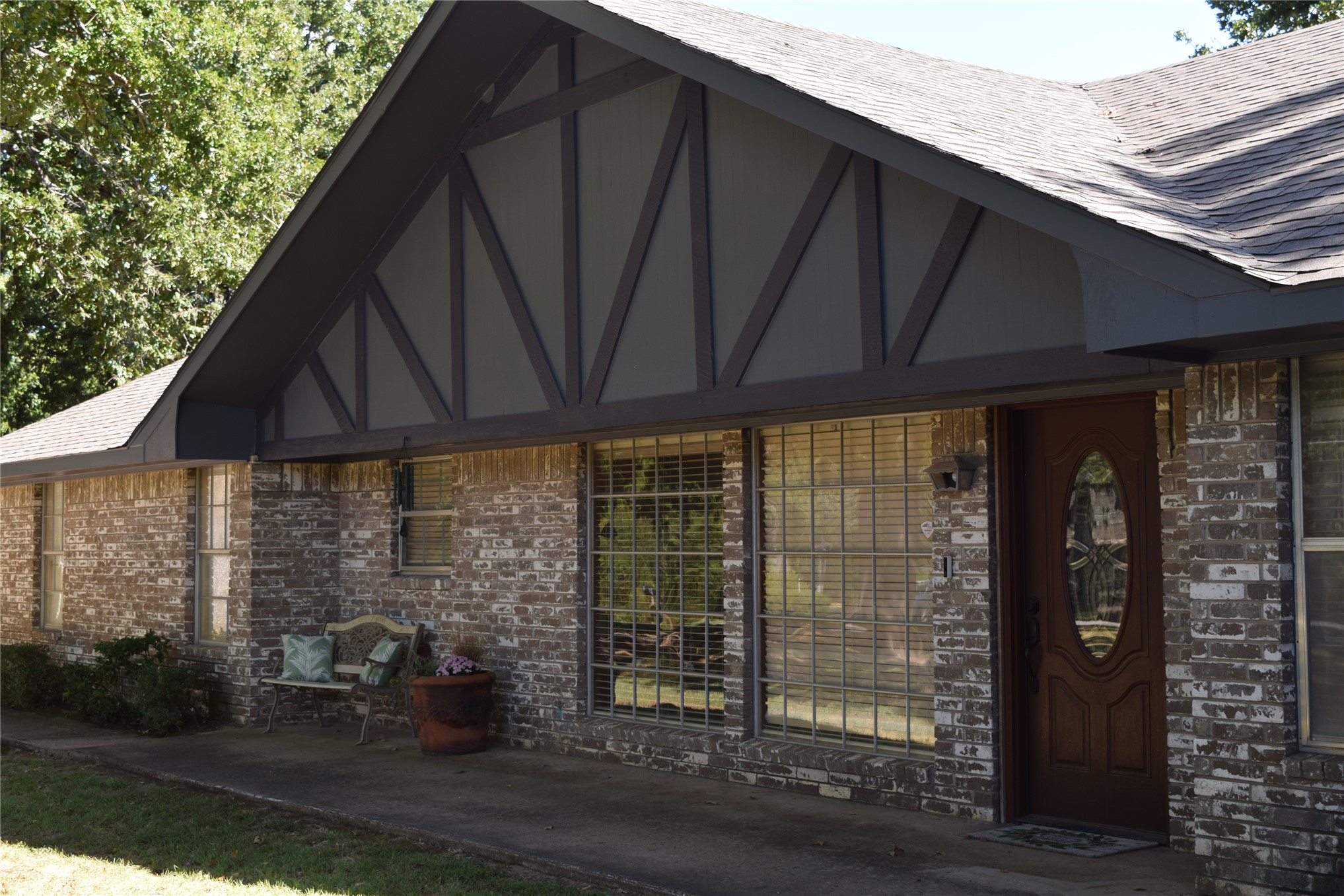 8 Town And Country Circle Property Photo 2