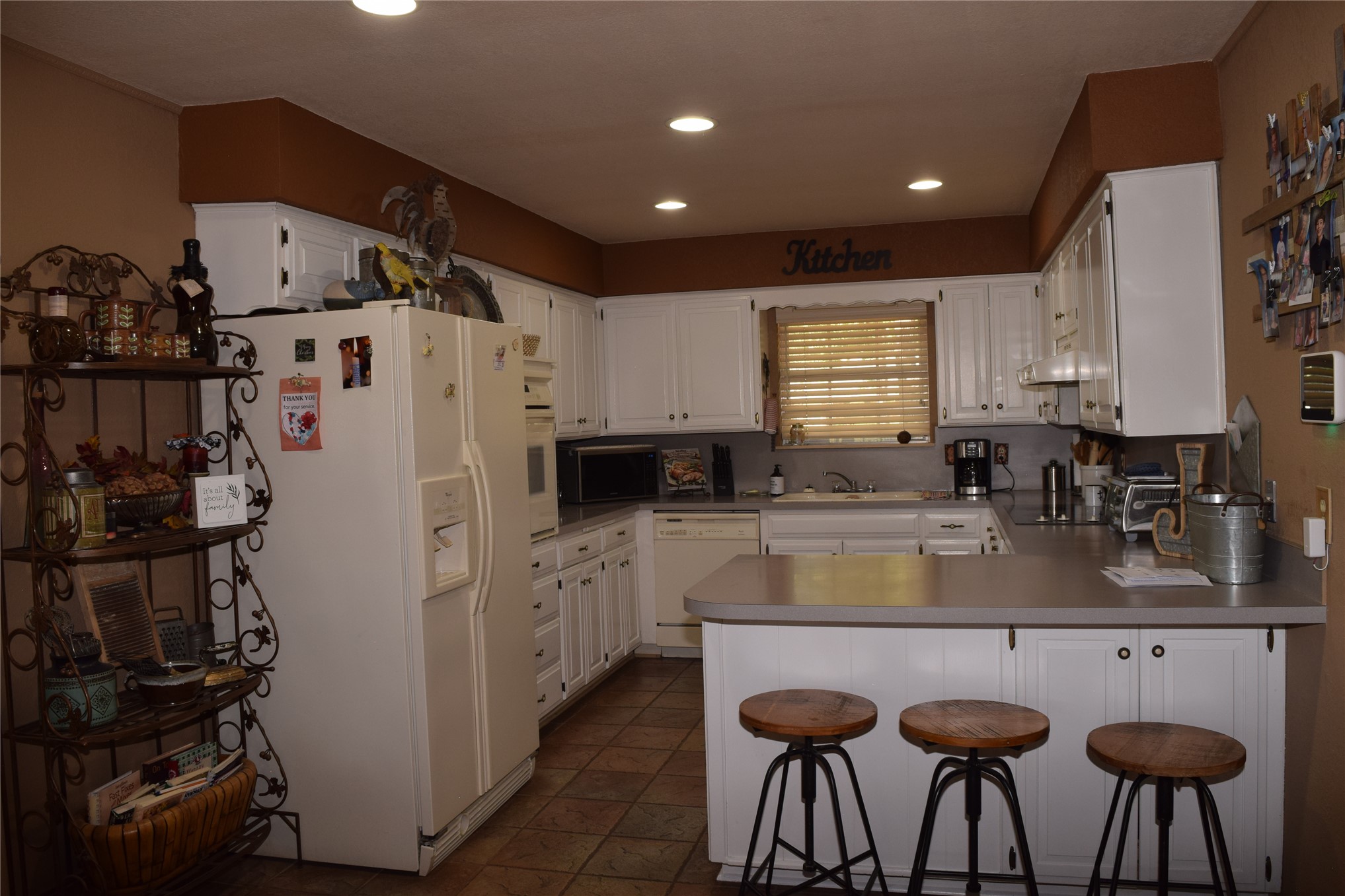 8 Town And Country Circle Property Photo 3