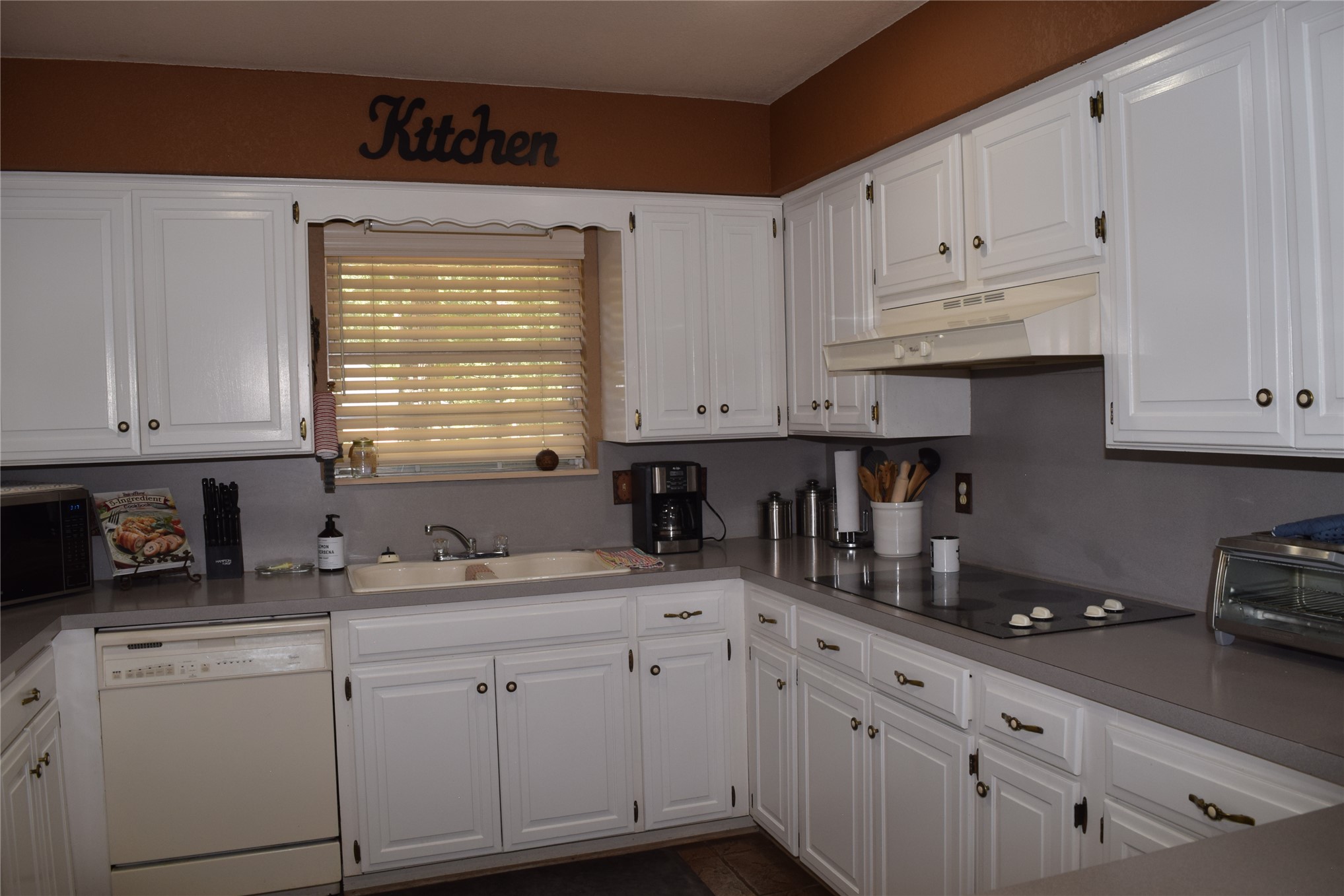 8 Town And Country Circle Property Photo 4