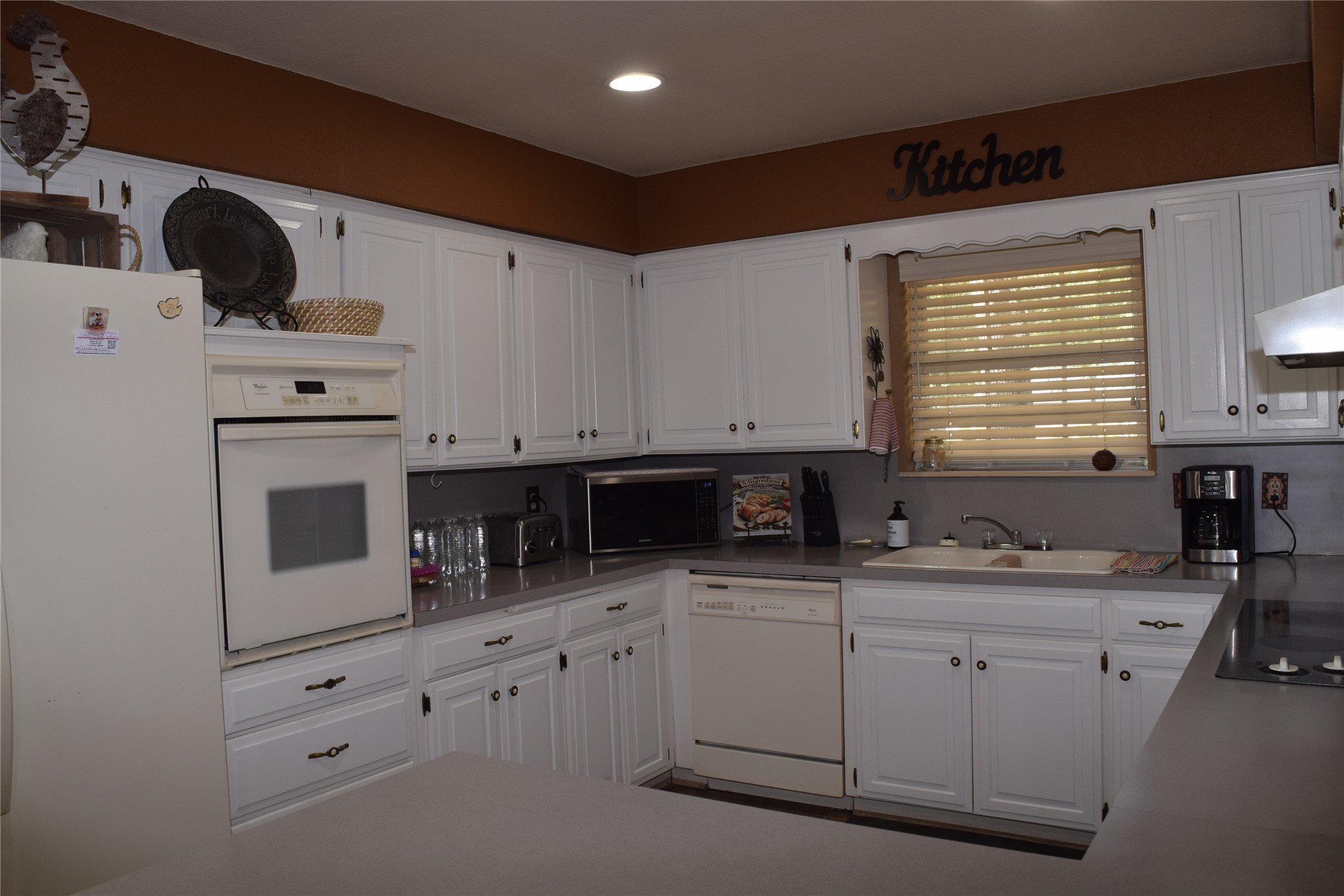 8 Town And Country Circle Property Photo 5
