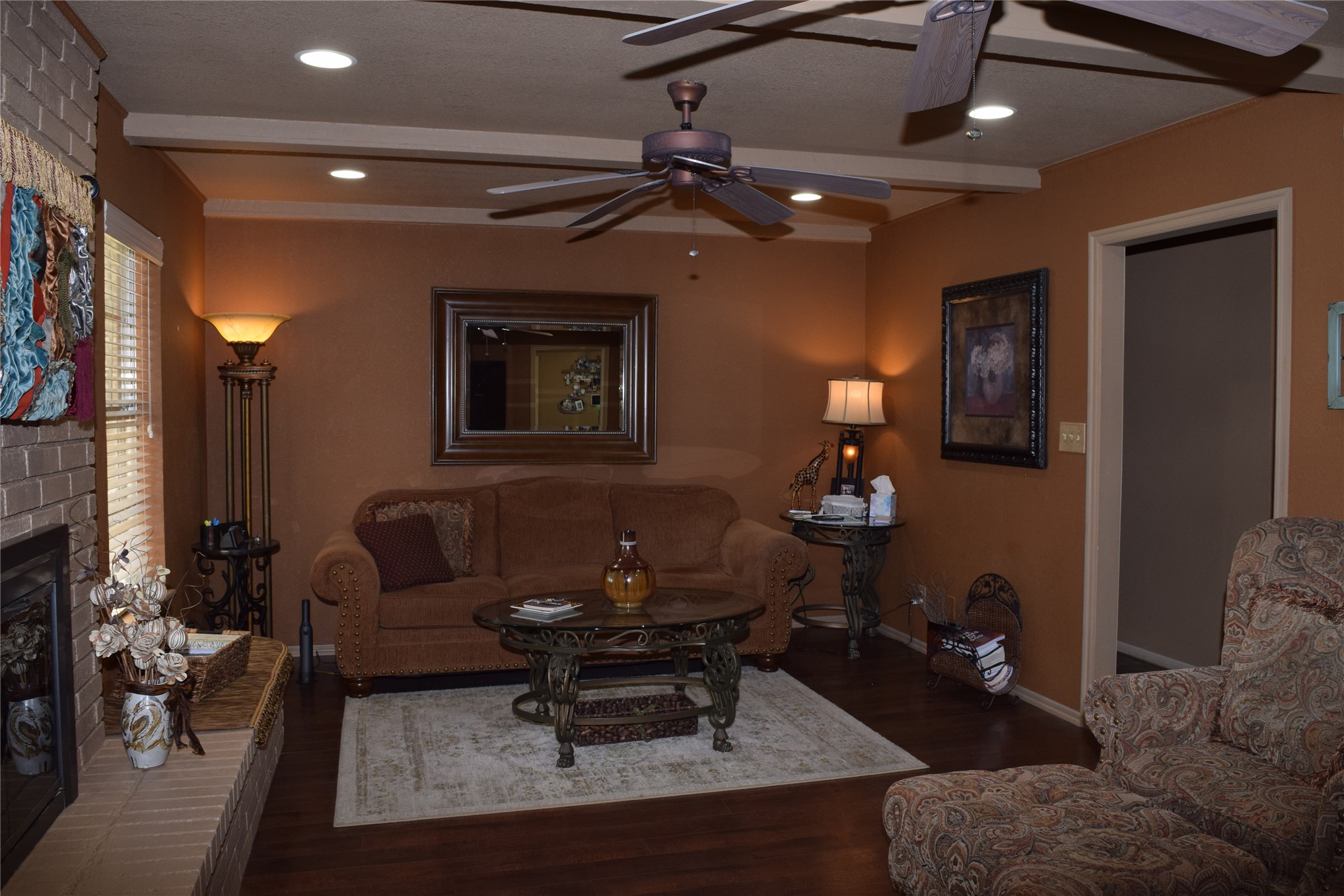 8 Town And Country Circle Property Photo 6