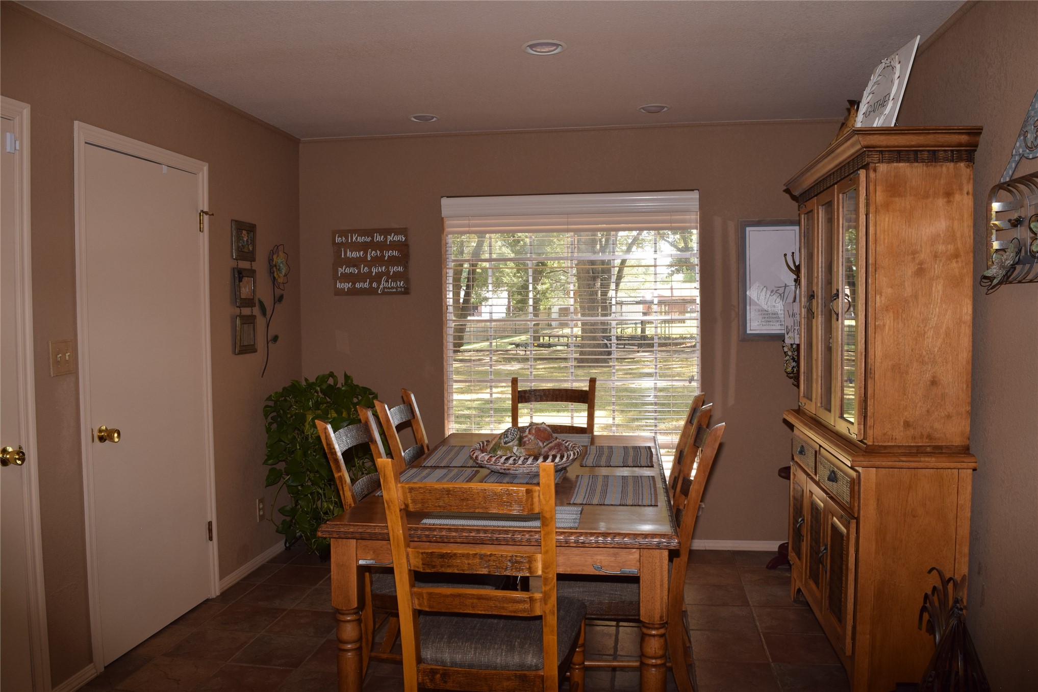 8 Town And Country Circle Property Photo 7