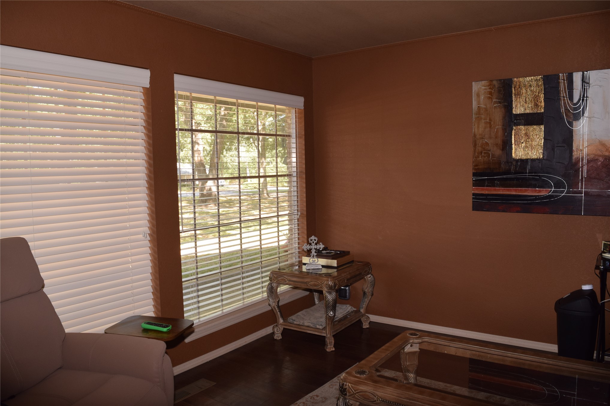 8 Town And Country Circle Property Photo 9