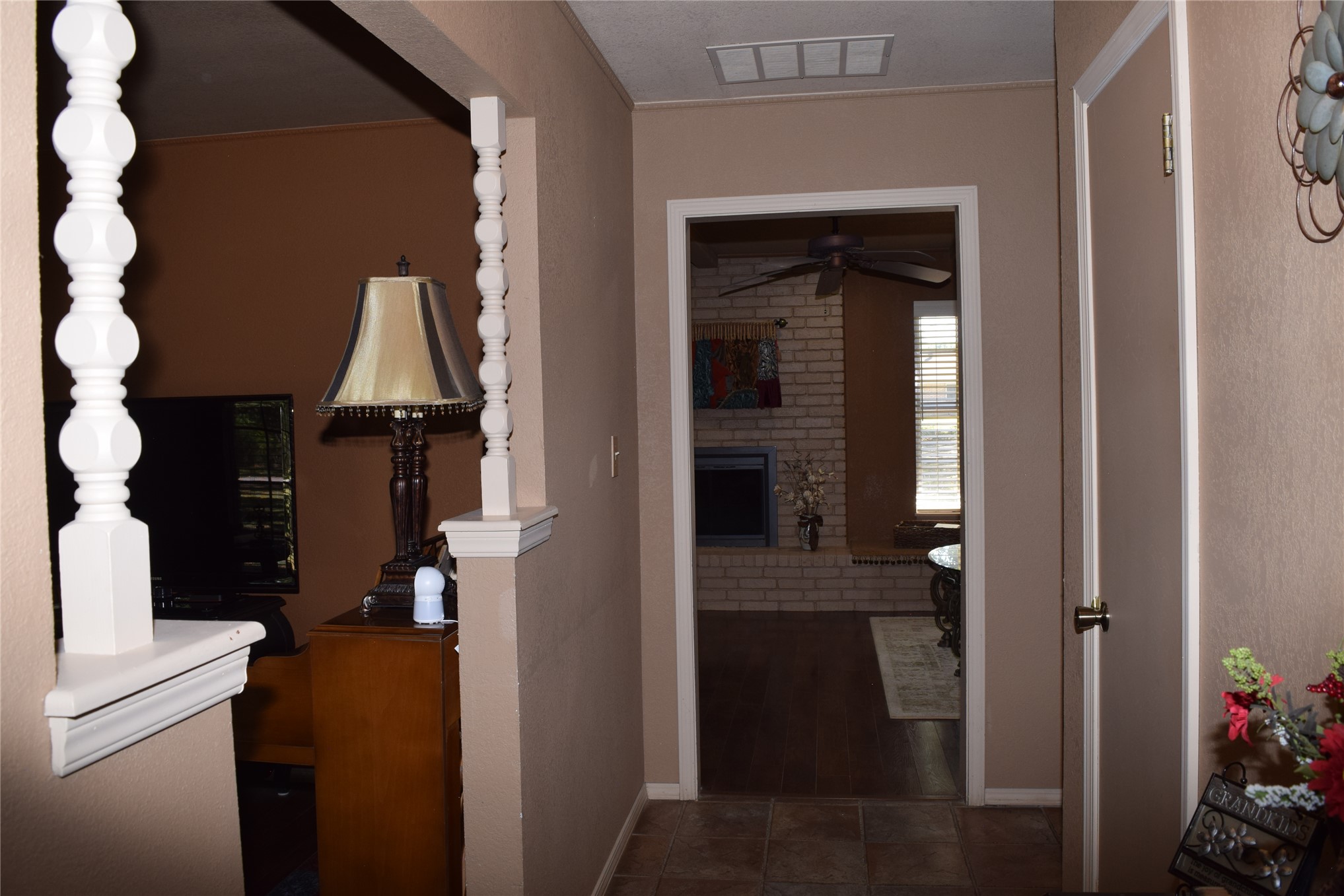 8 Town And Country Circle Property Photo 10
