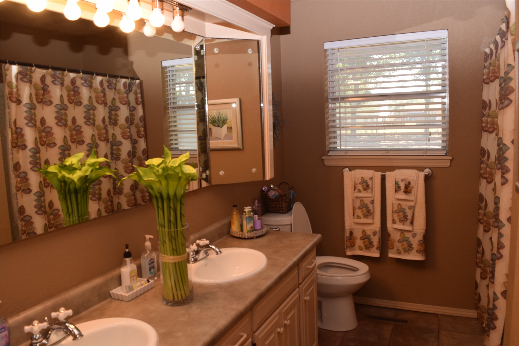 8 Town And Country Circle Property Photo 11