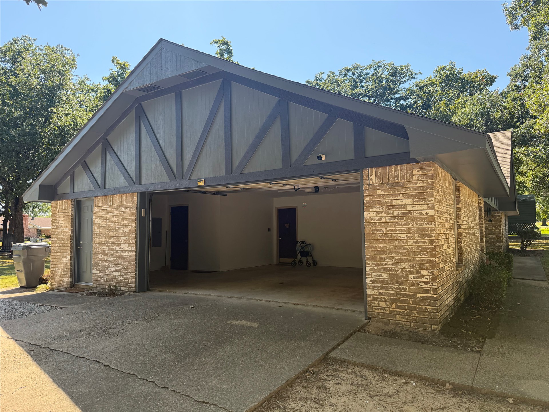 8 Town And Country Circle Property Photo 16