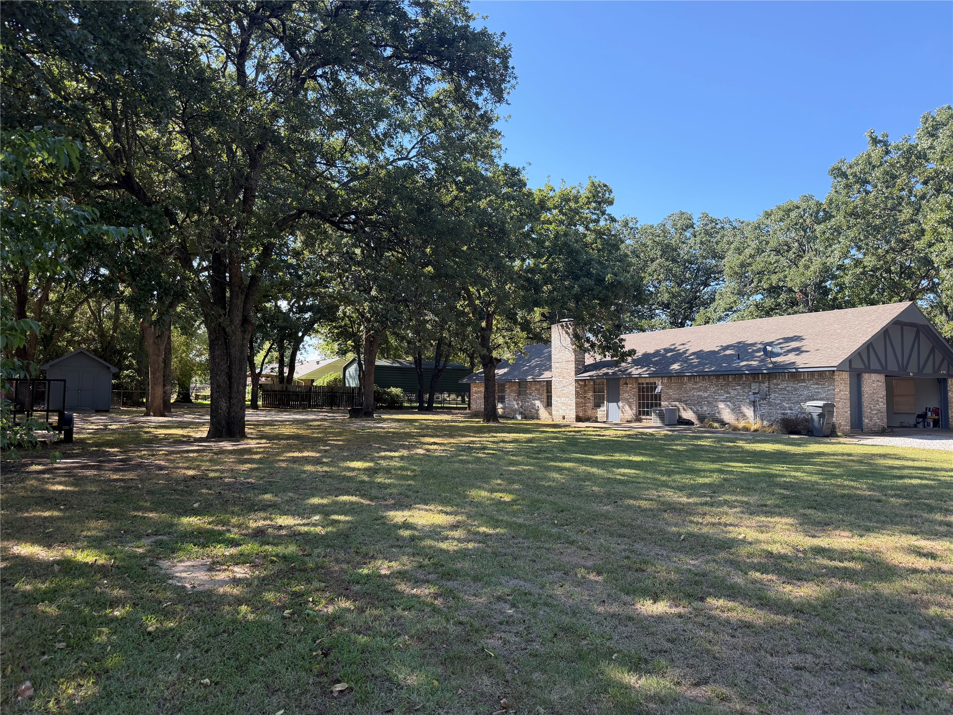 8 Town And Country Circle Property Photo 18