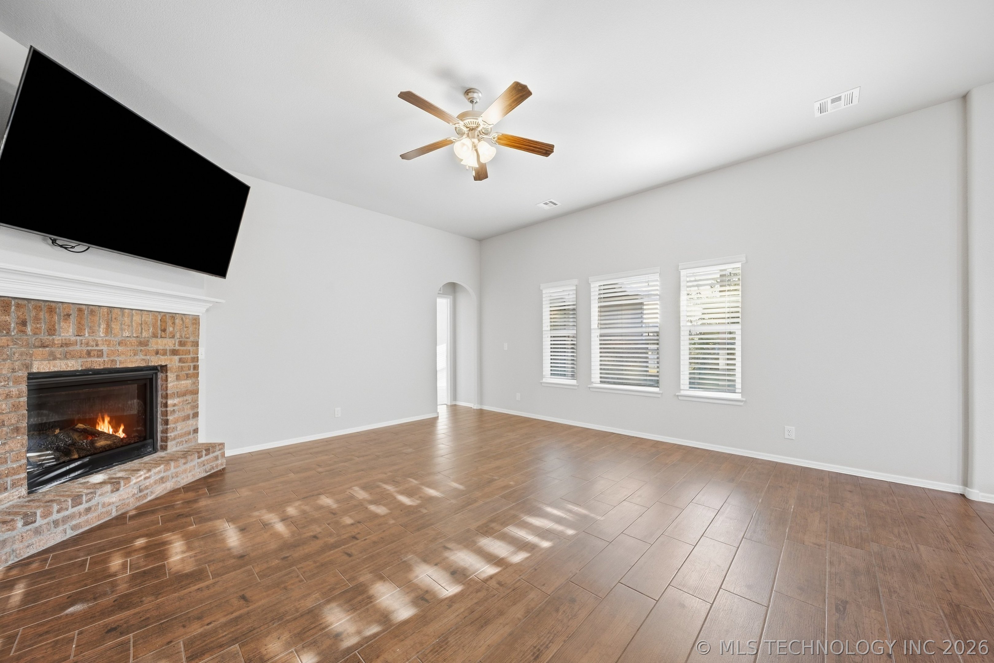 7325 S Joshua Avenue Property Photo 9