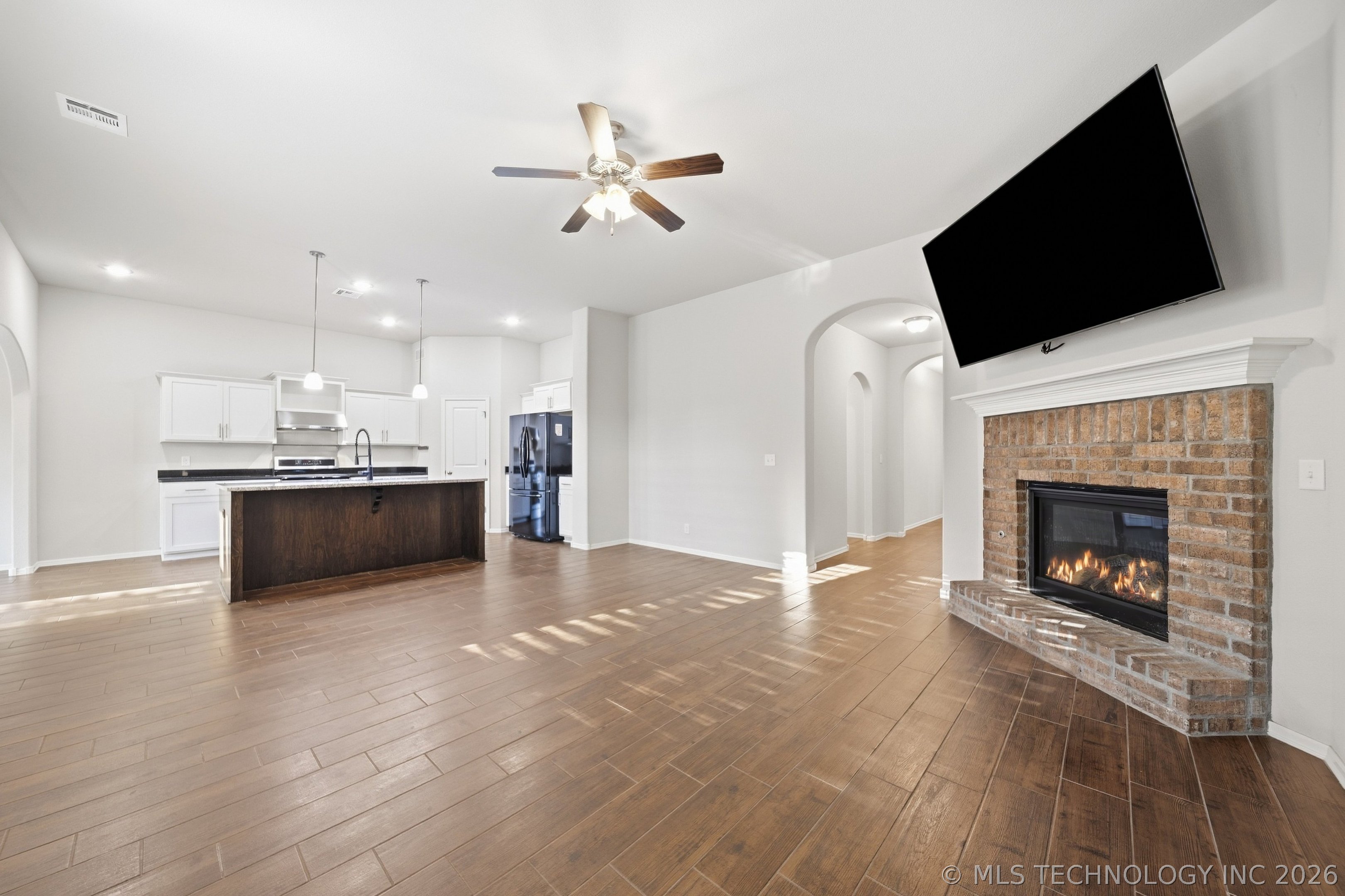 7325 S Joshua Avenue Property Photo 11