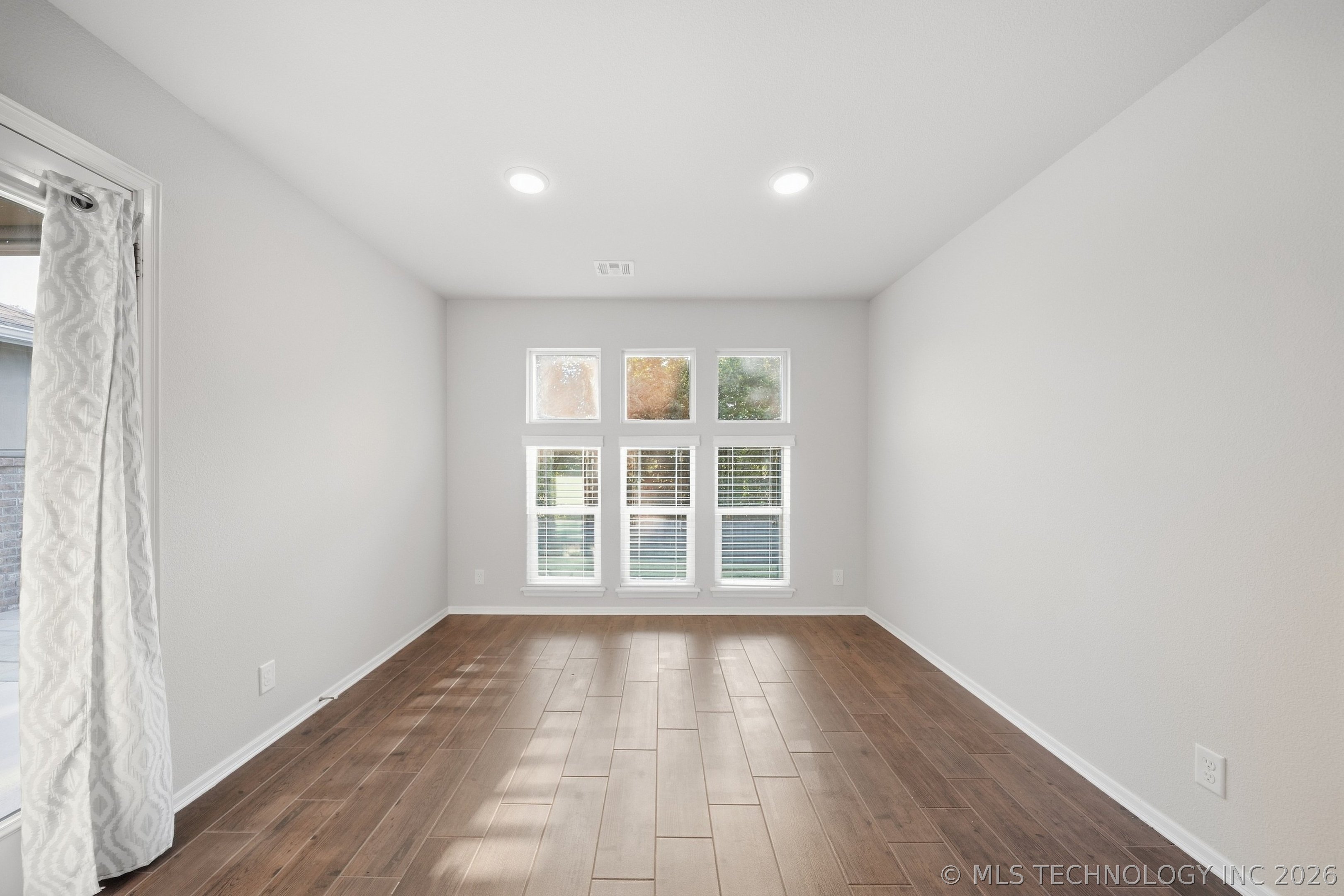 7325 S Joshua Avenue Property Photo 17