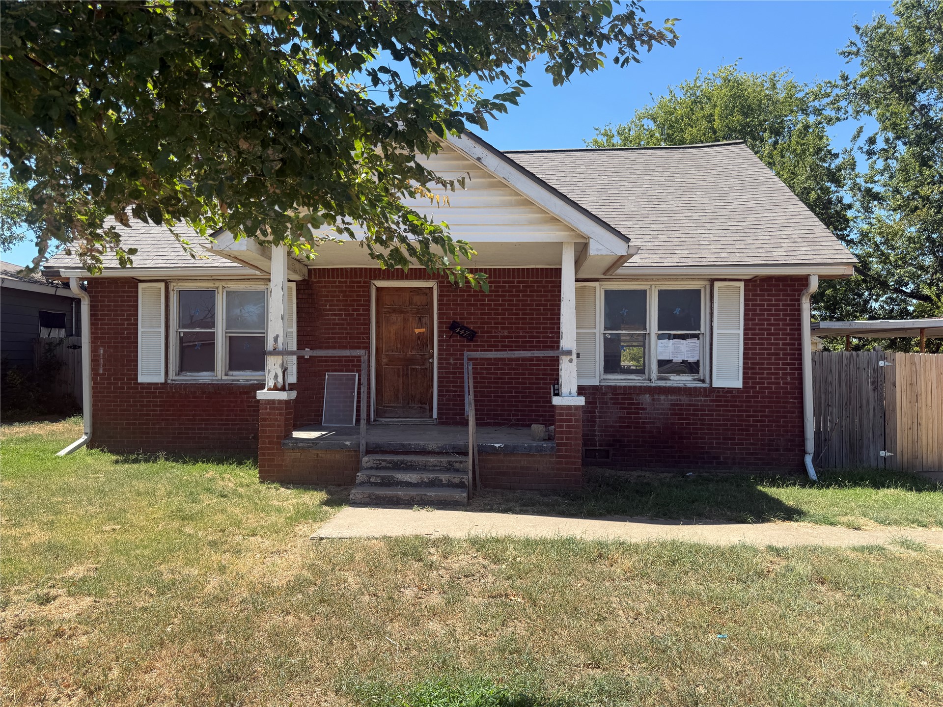 447 Ne Elmhurst Property Photo 1
