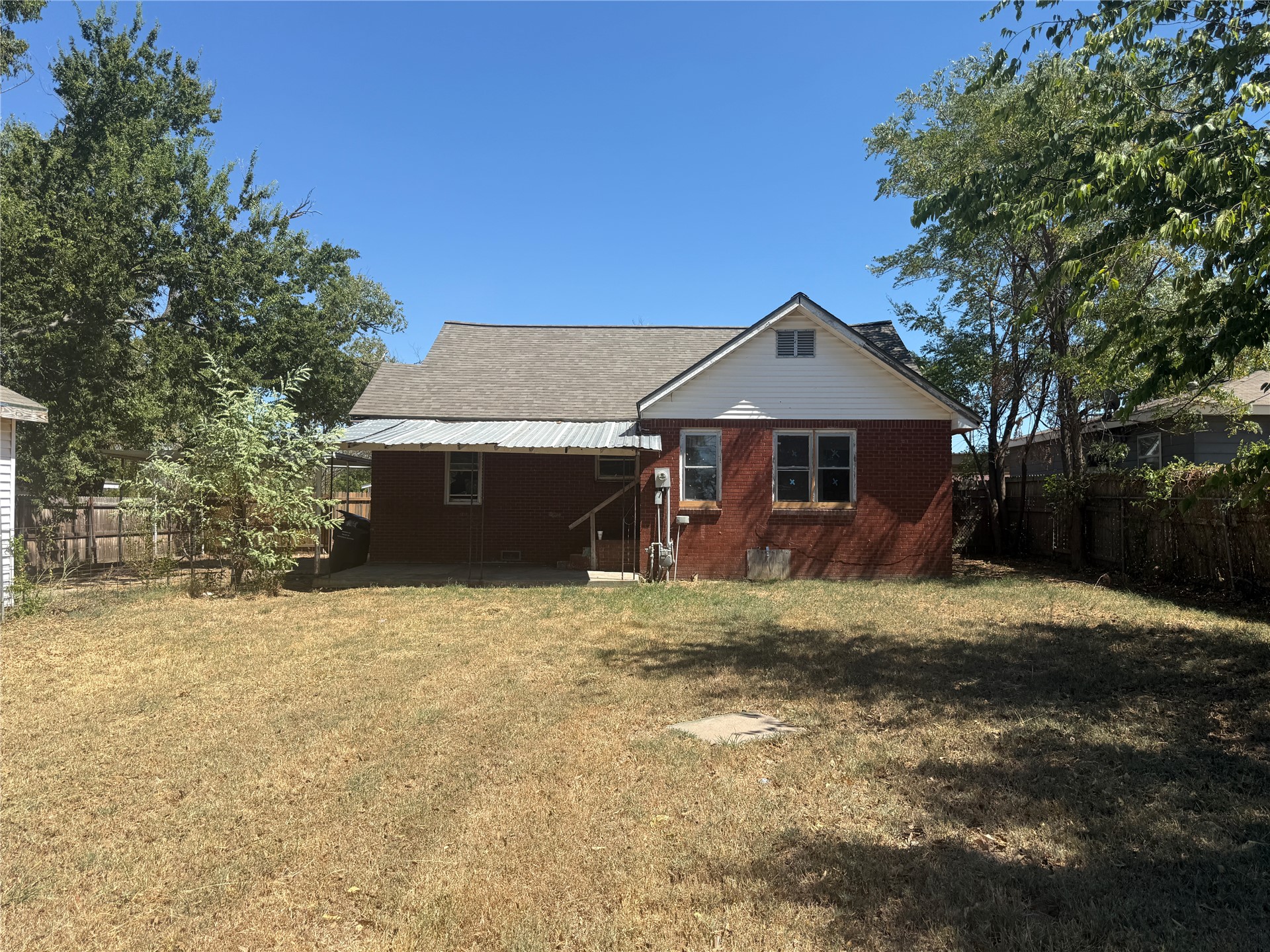 447 Ne Elmhurst Property Photo 3