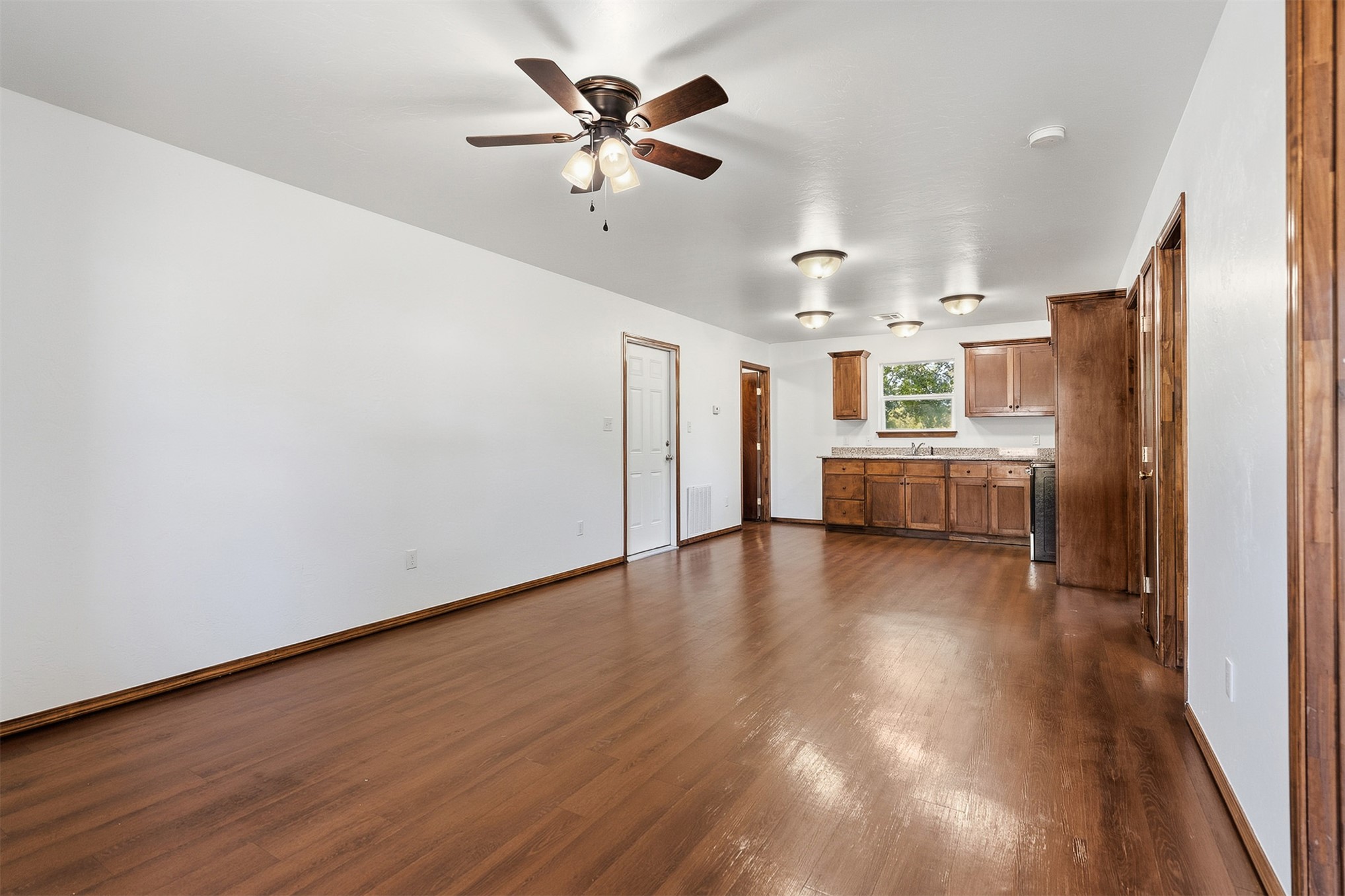 702 Se White Street Property Photo 4