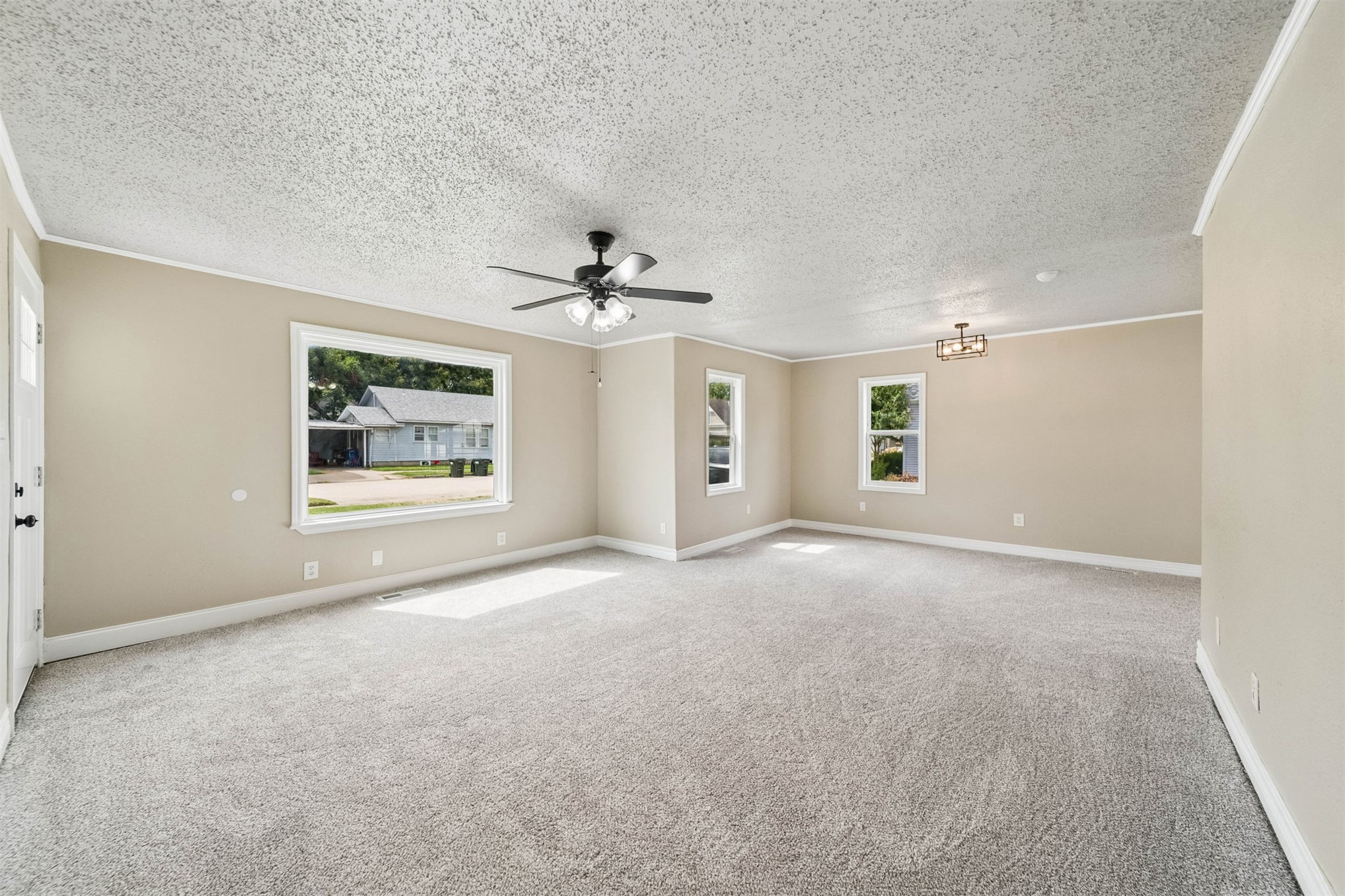 220 E 8th Street Property Photo 5