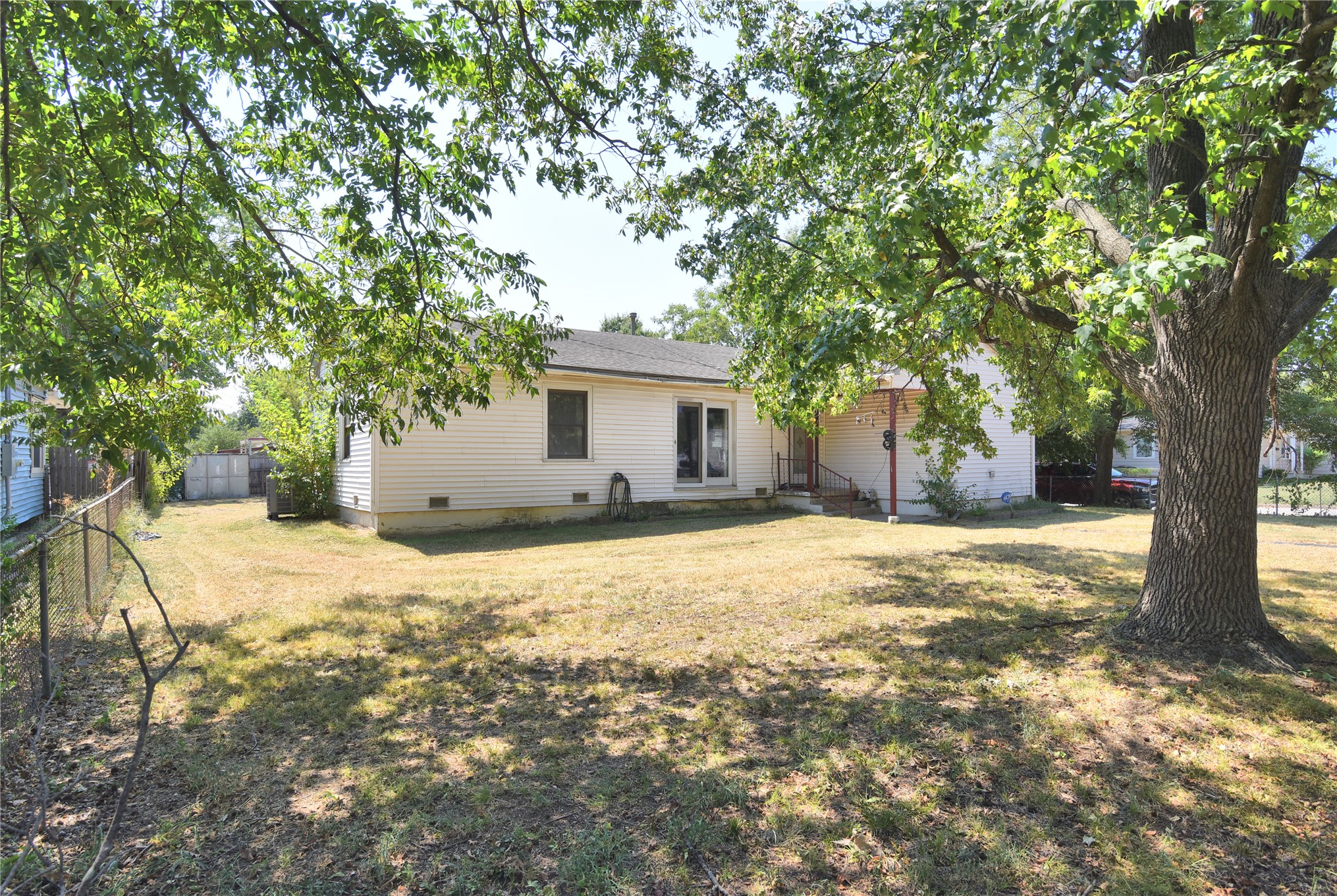 5906 E King Street Property Photo 2