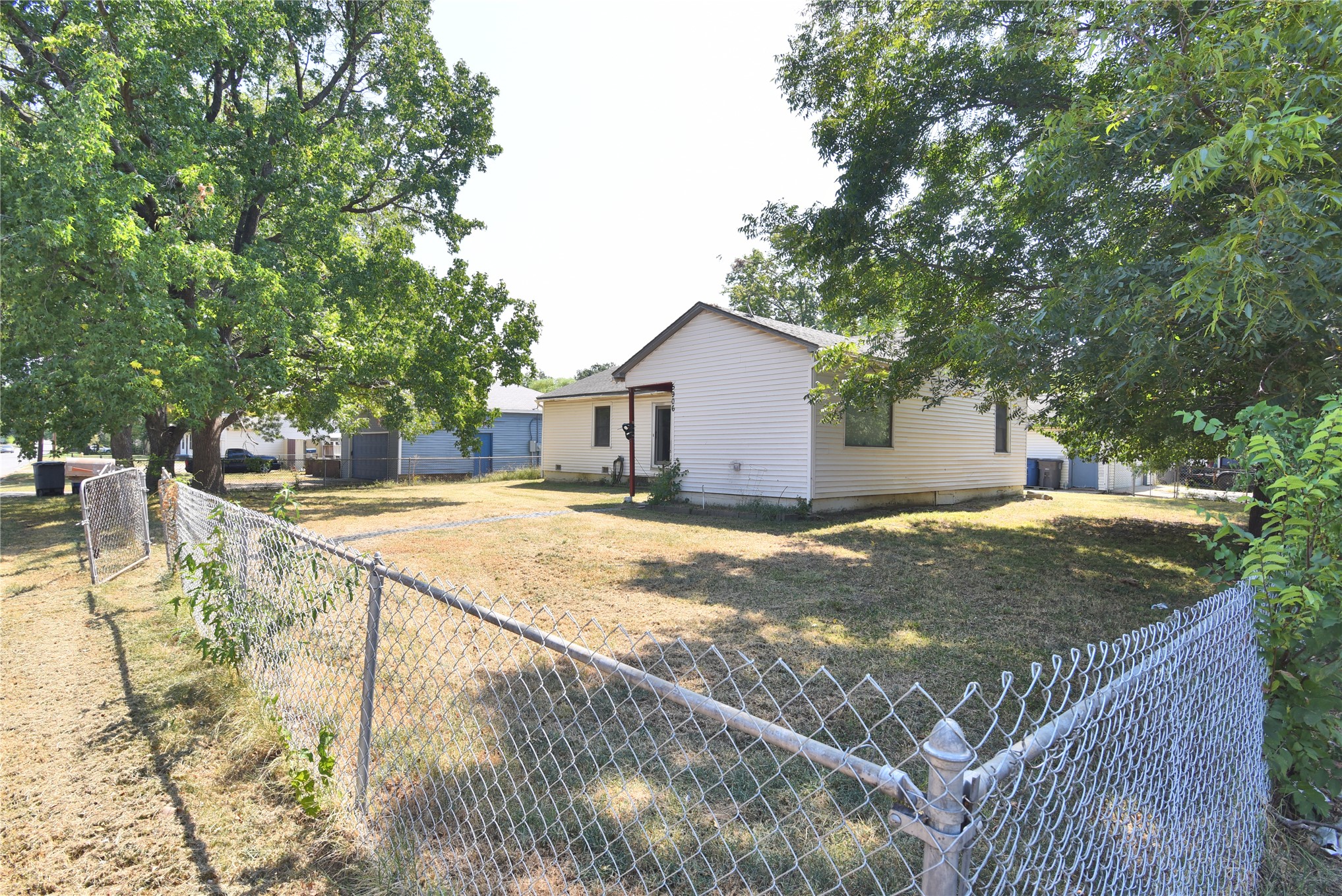 5906 E King Street Property Photo 3