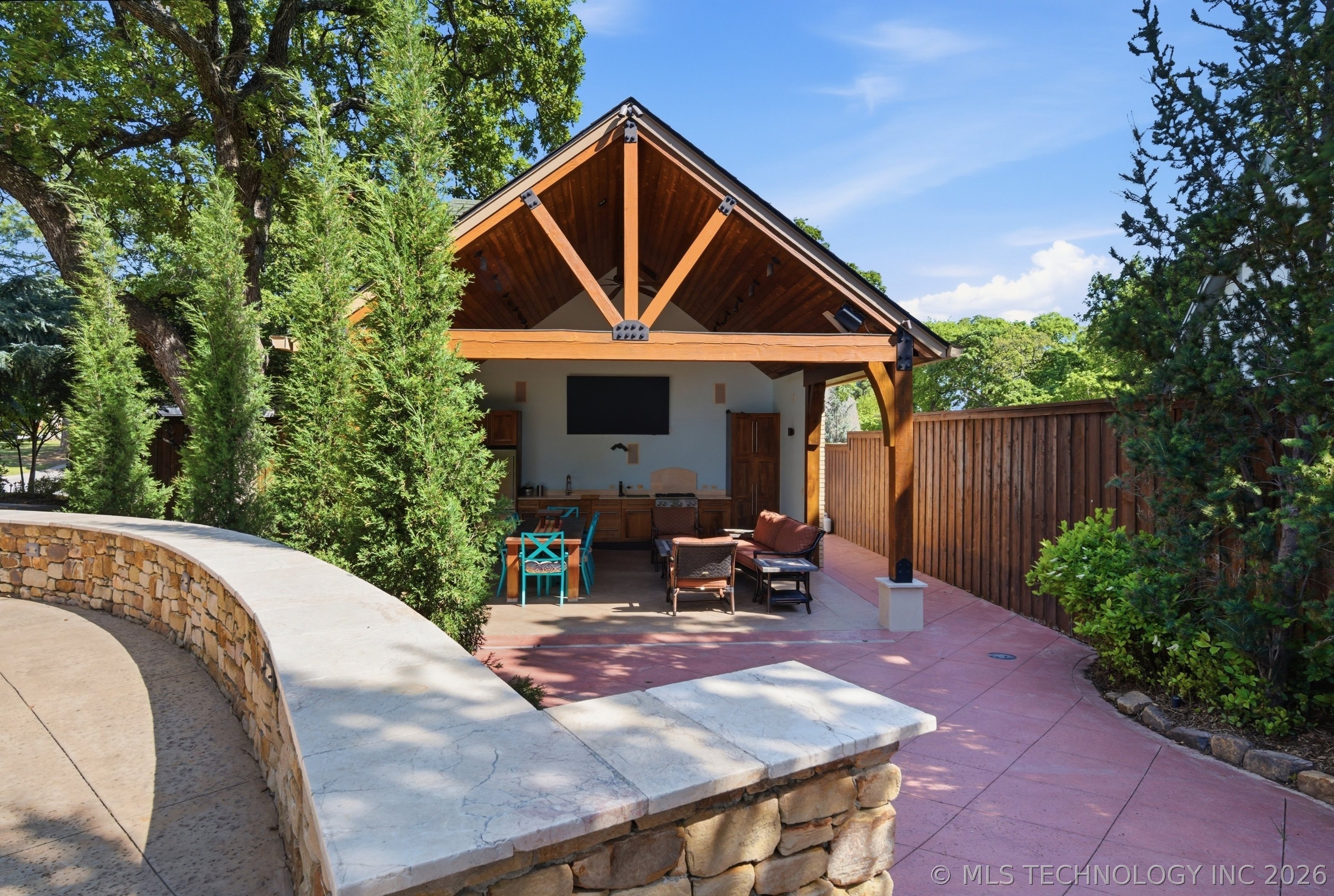 9905 S Maplewood Avenue Property Photo 8