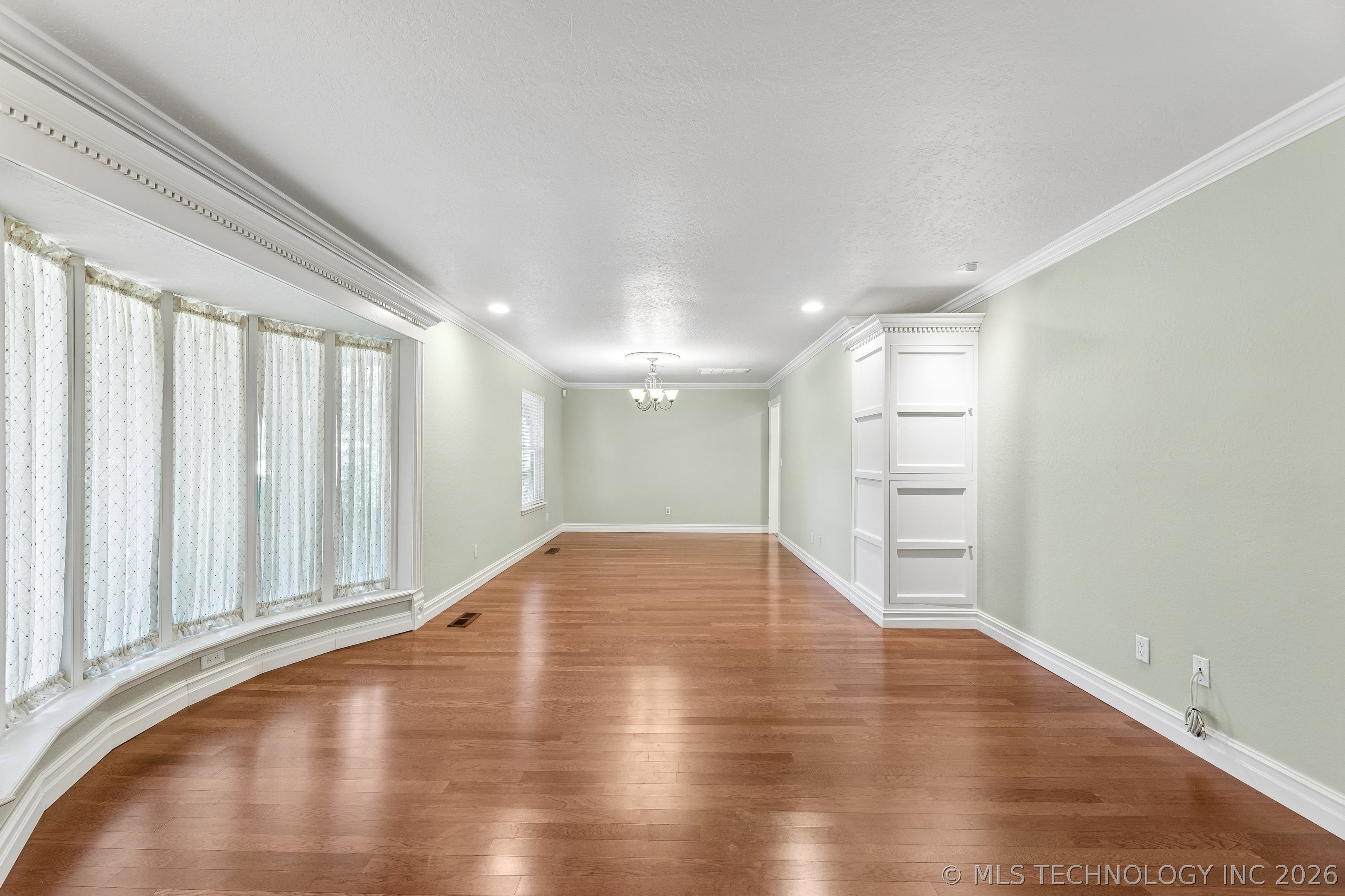 9905 S Maplewood Avenue Property Photo 11