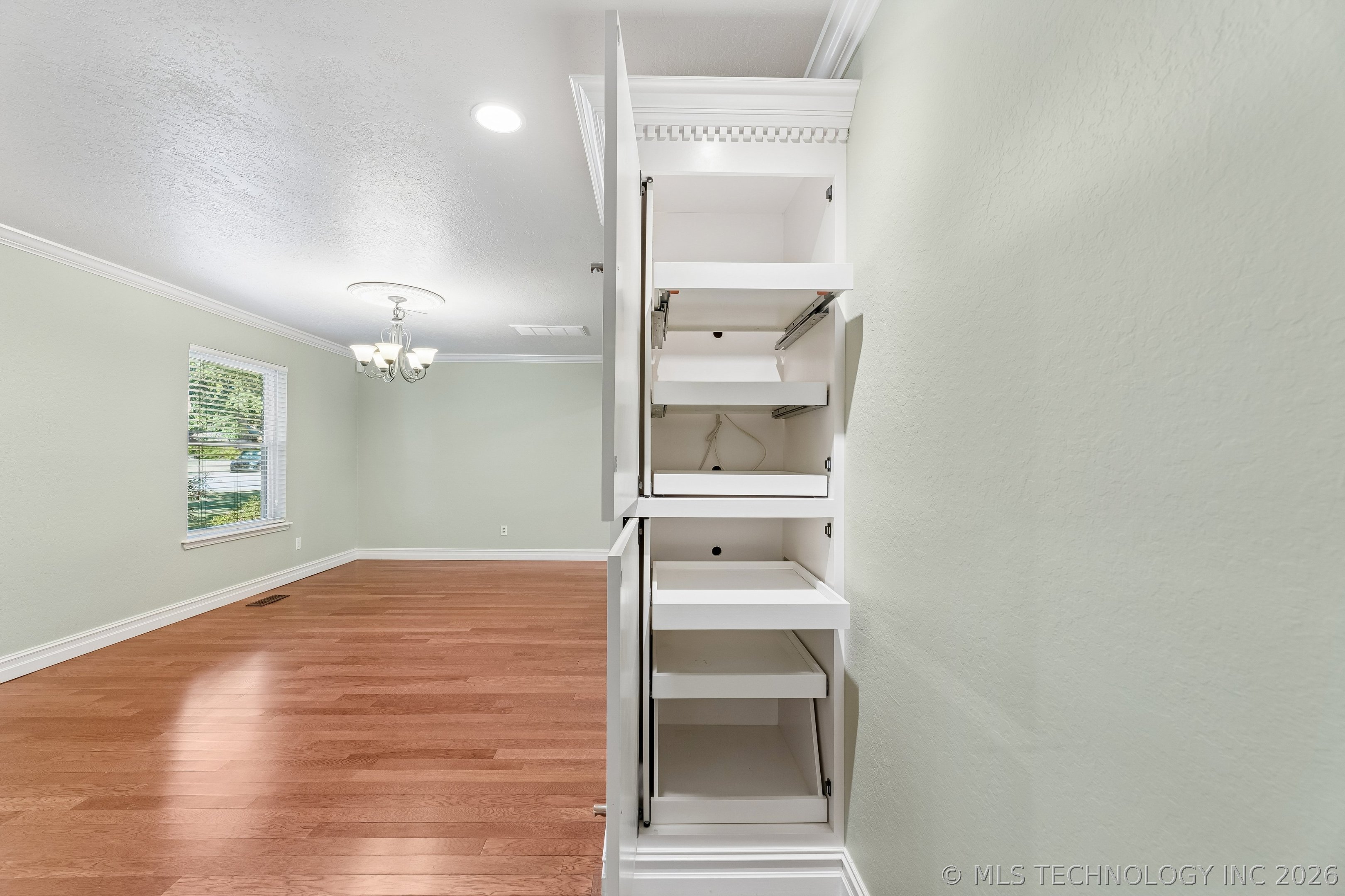 9905 S Maplewood Avenue Property Photo 12
