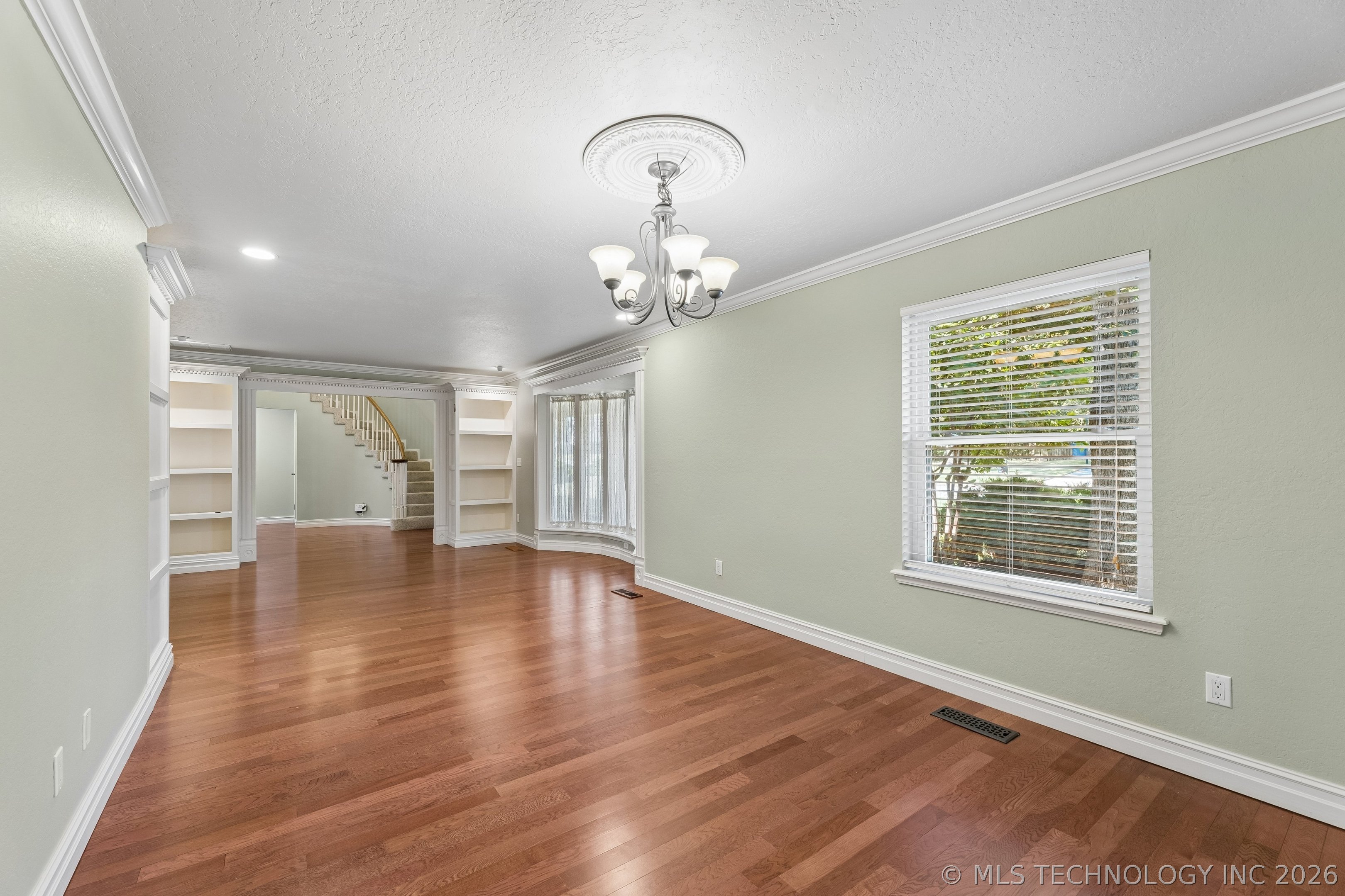 9905 S Maplewood Avenue Property Photo 13