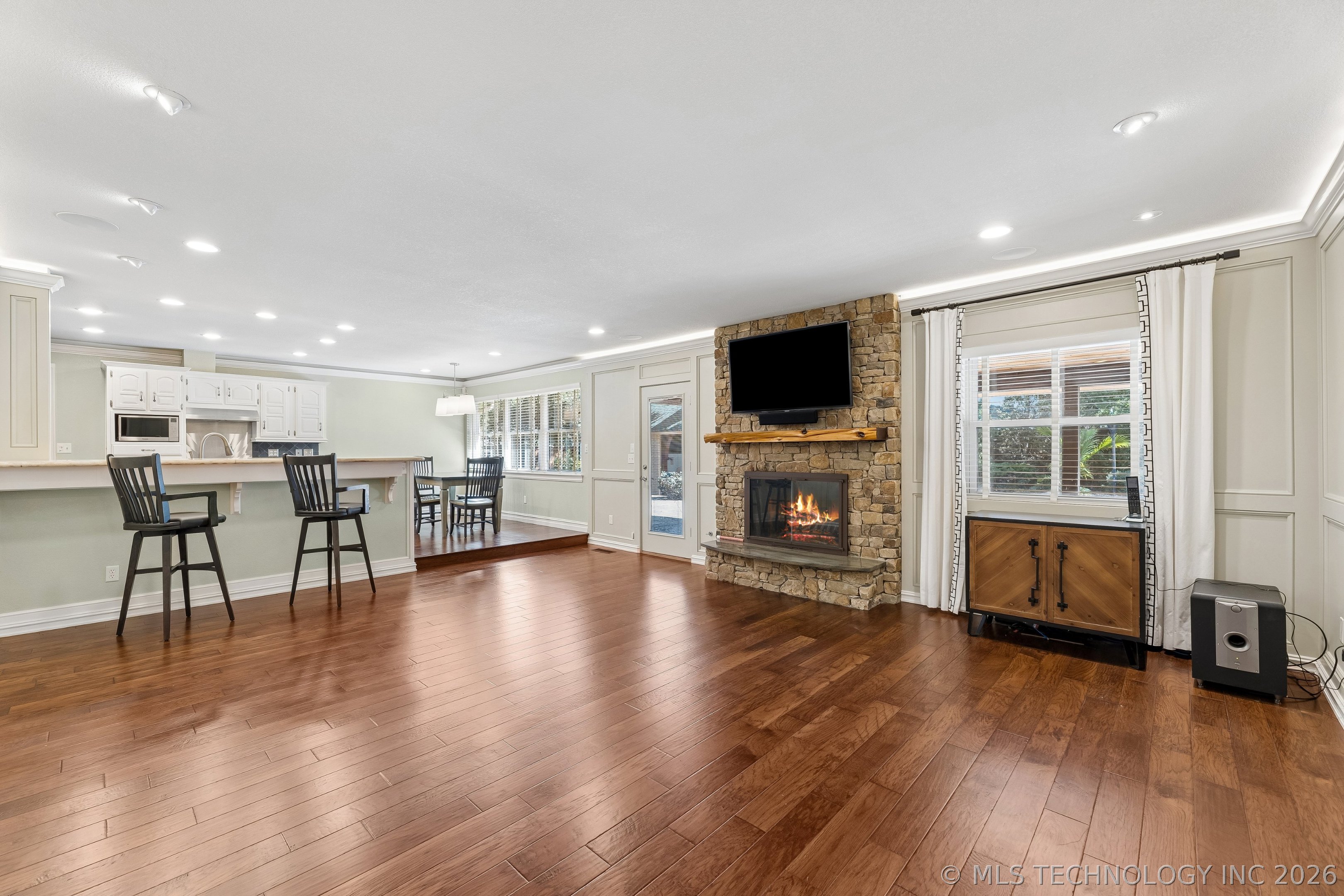 9905 S Maplewood Avenue Property Photo 14