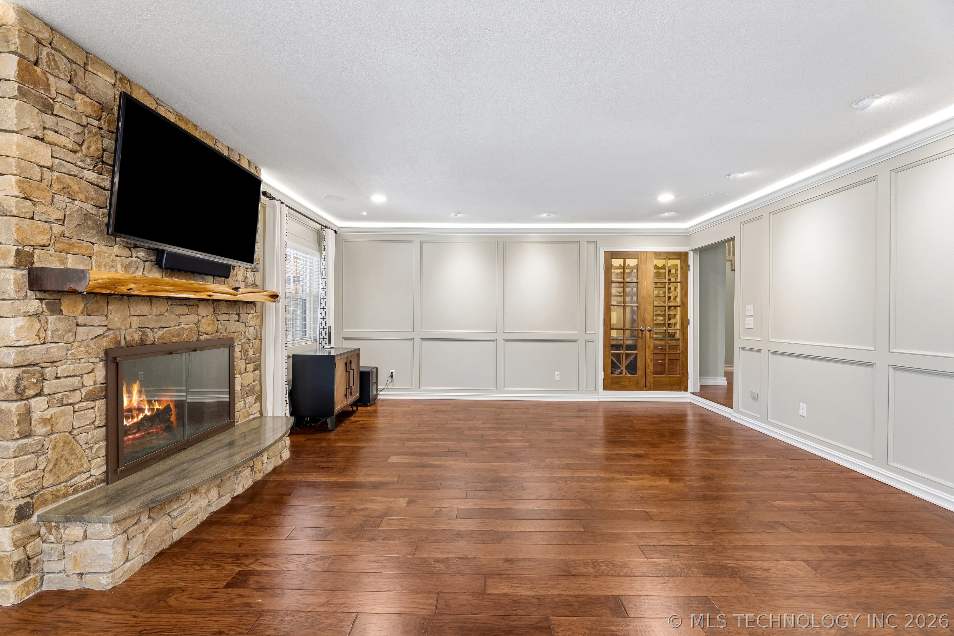 9905 S Maplewood Avenue Property Photo 16