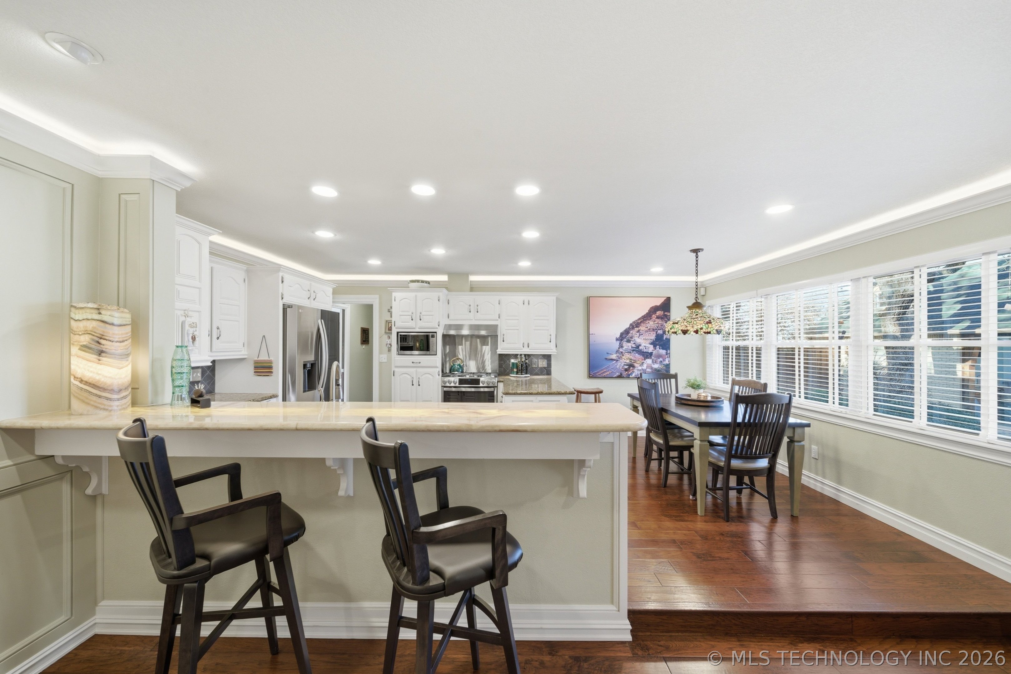 9905 S Maplewood Avenue Property Photo 18
