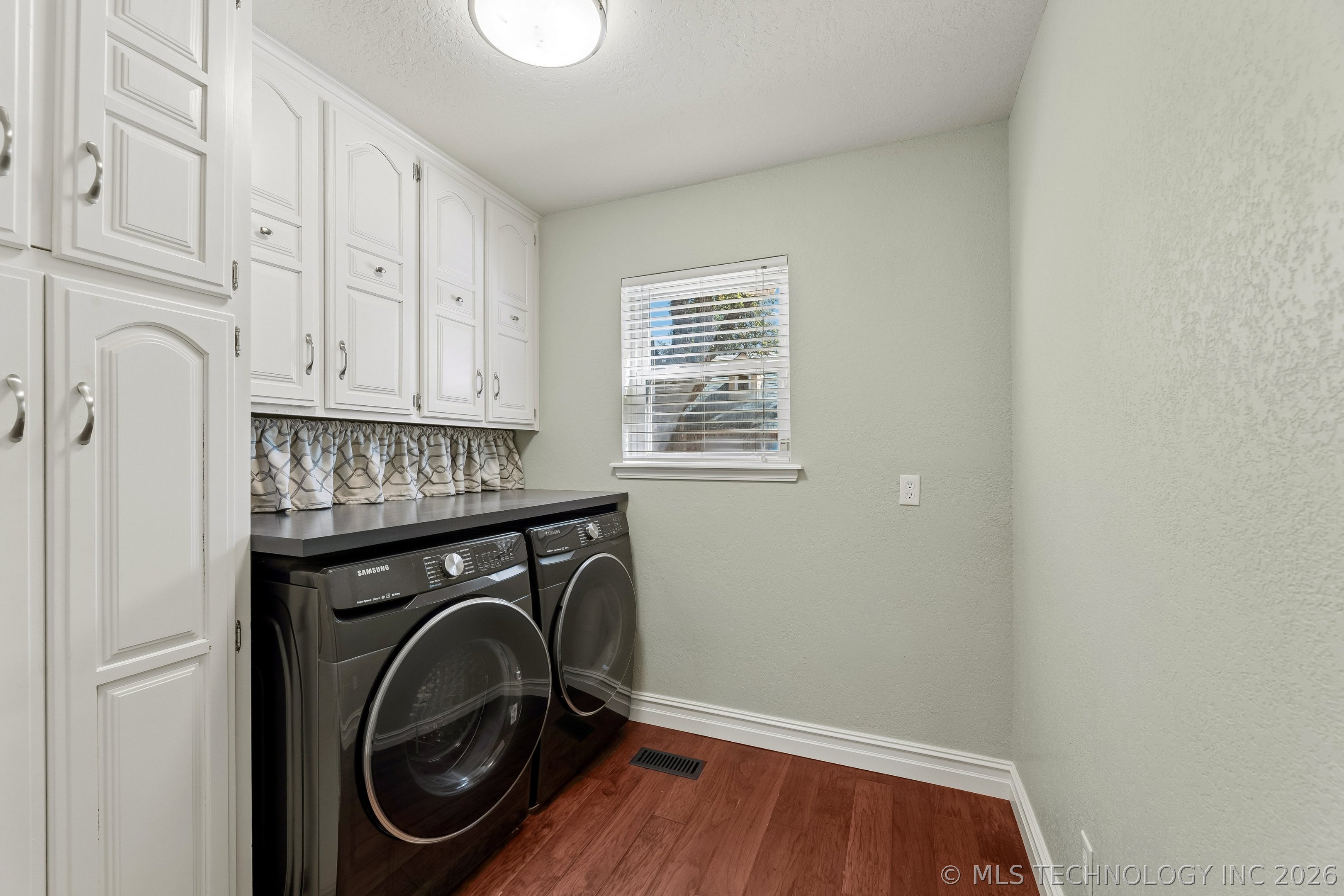 9905 S Maplewood Avenue Property Photo 26