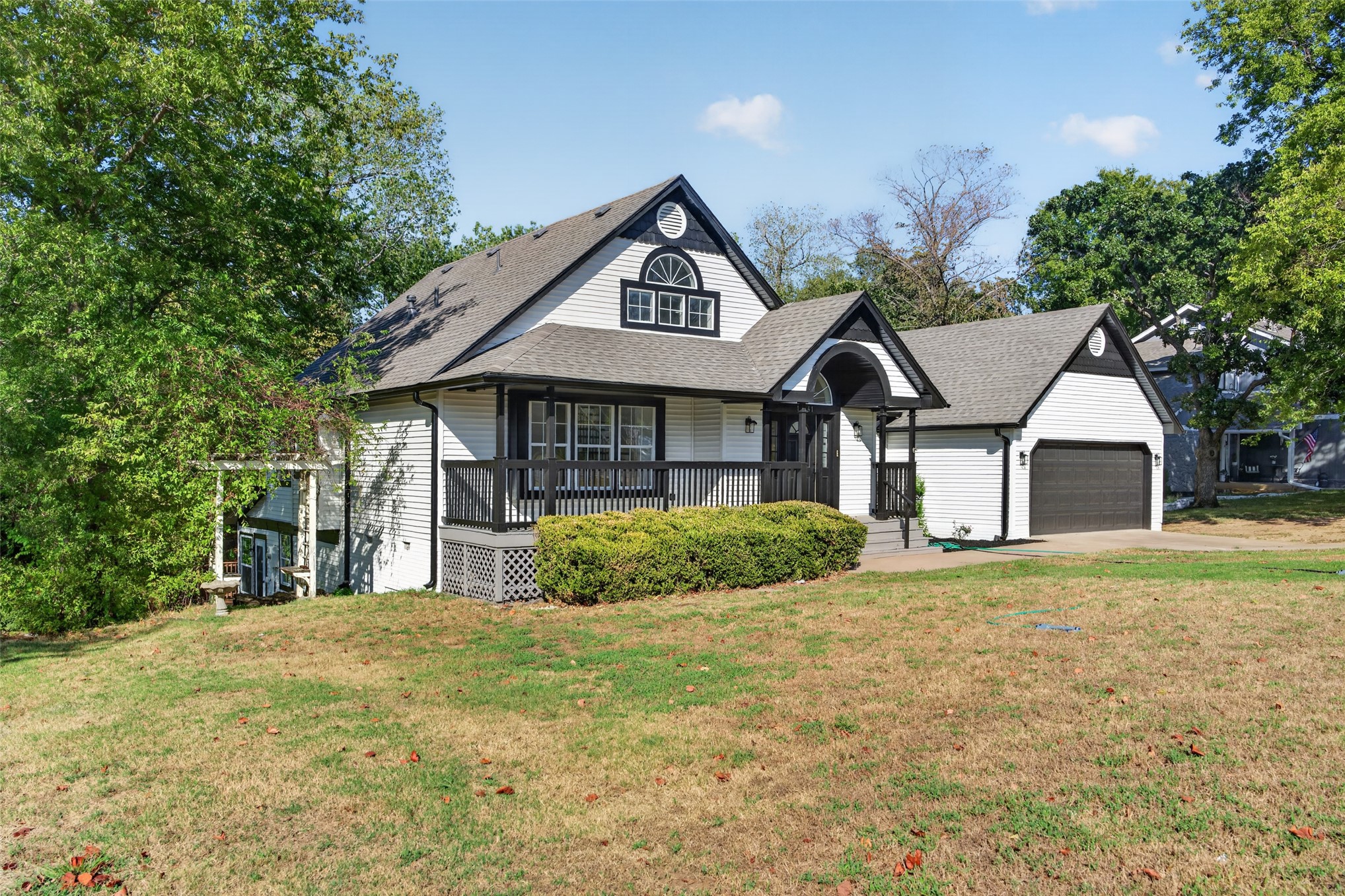 18641 Woodbriar Lane Property Photo 3