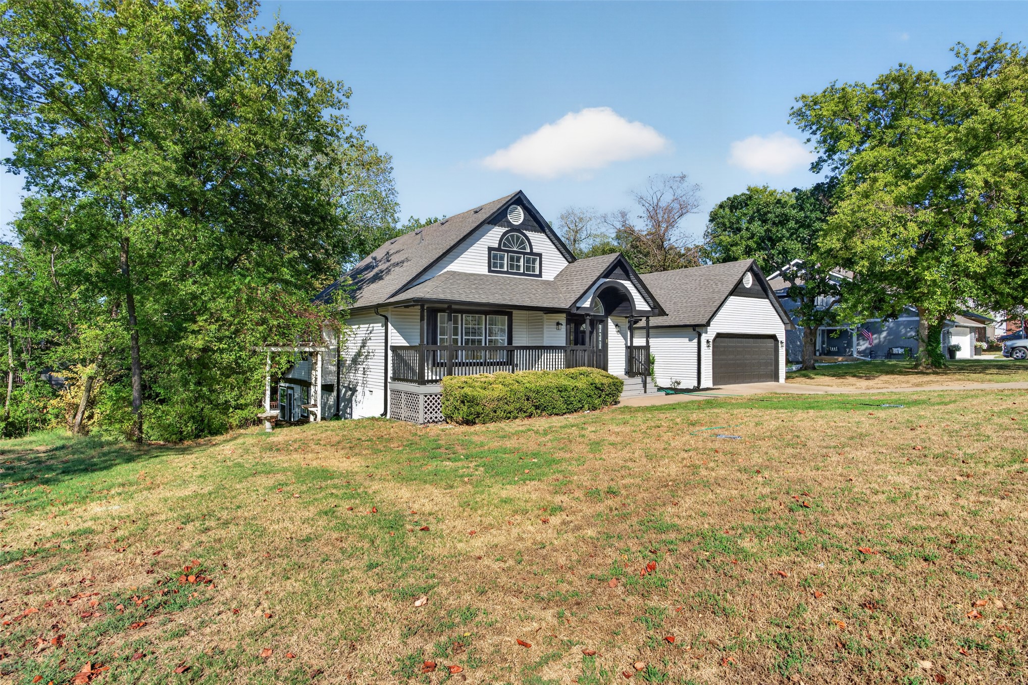 18641 Woodbriar Lane Property Photo 4