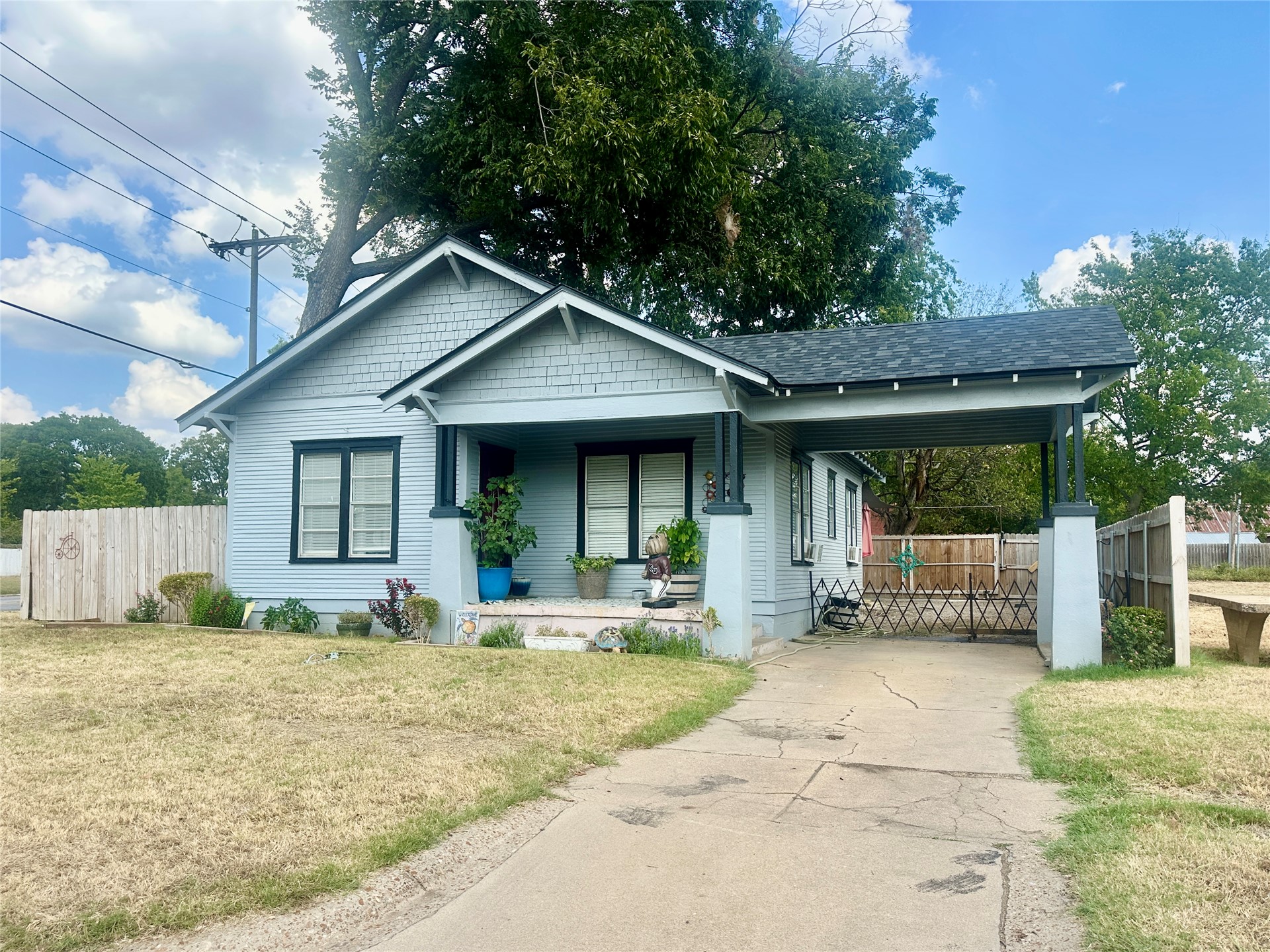 1410 W Elm Street Property Photo 1