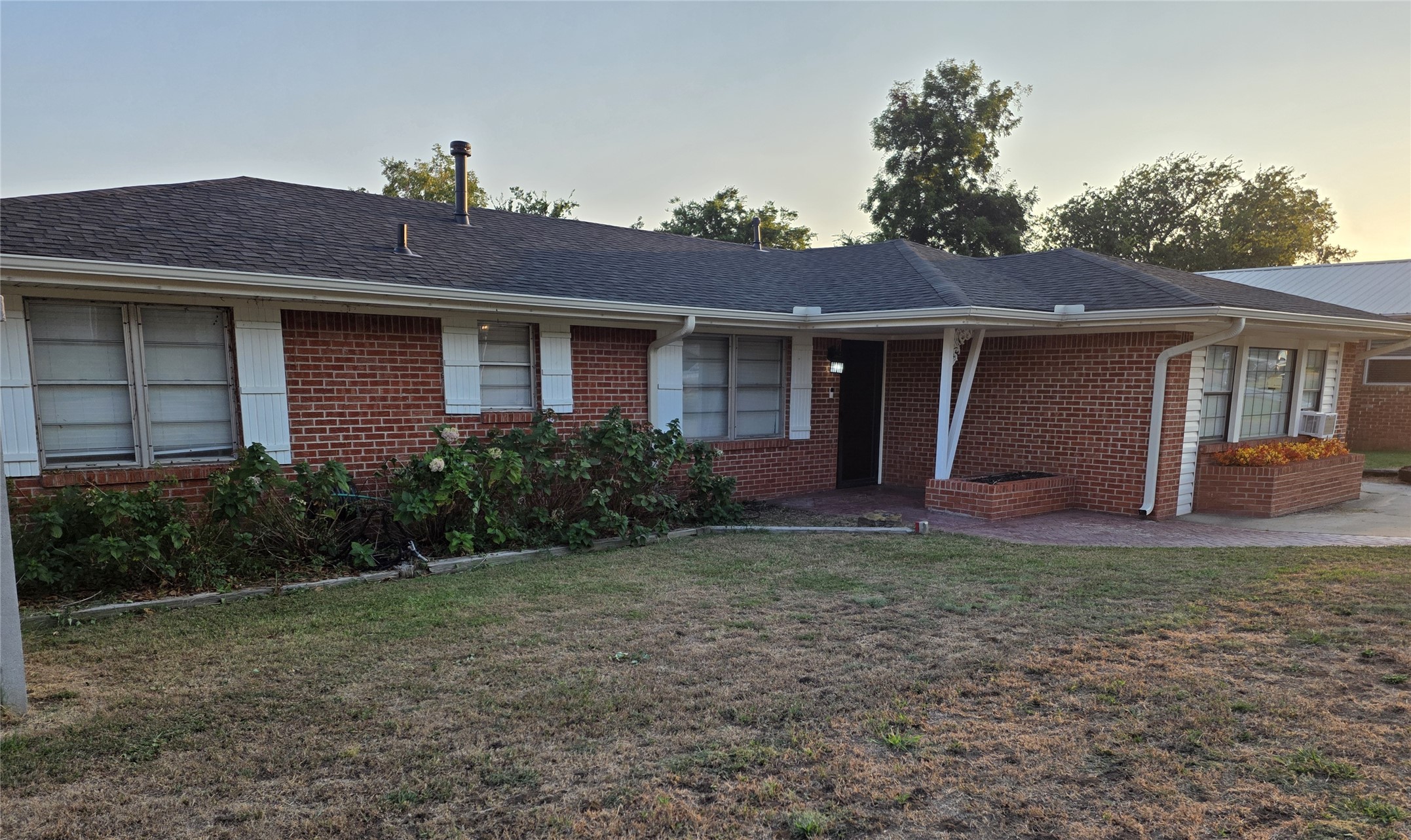 1917 11 Street Property Photo 1