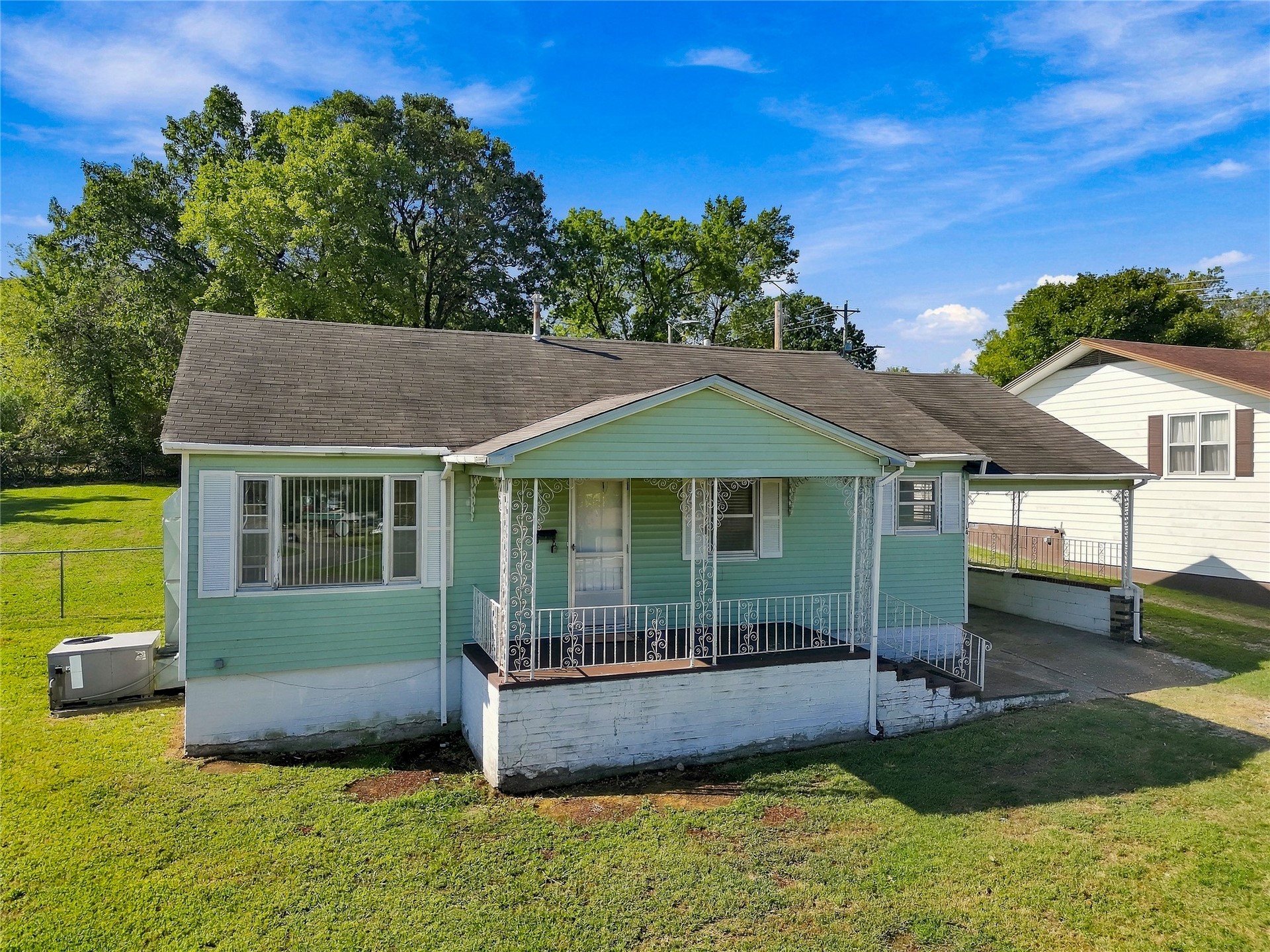 104 W Plum Property Photo 1