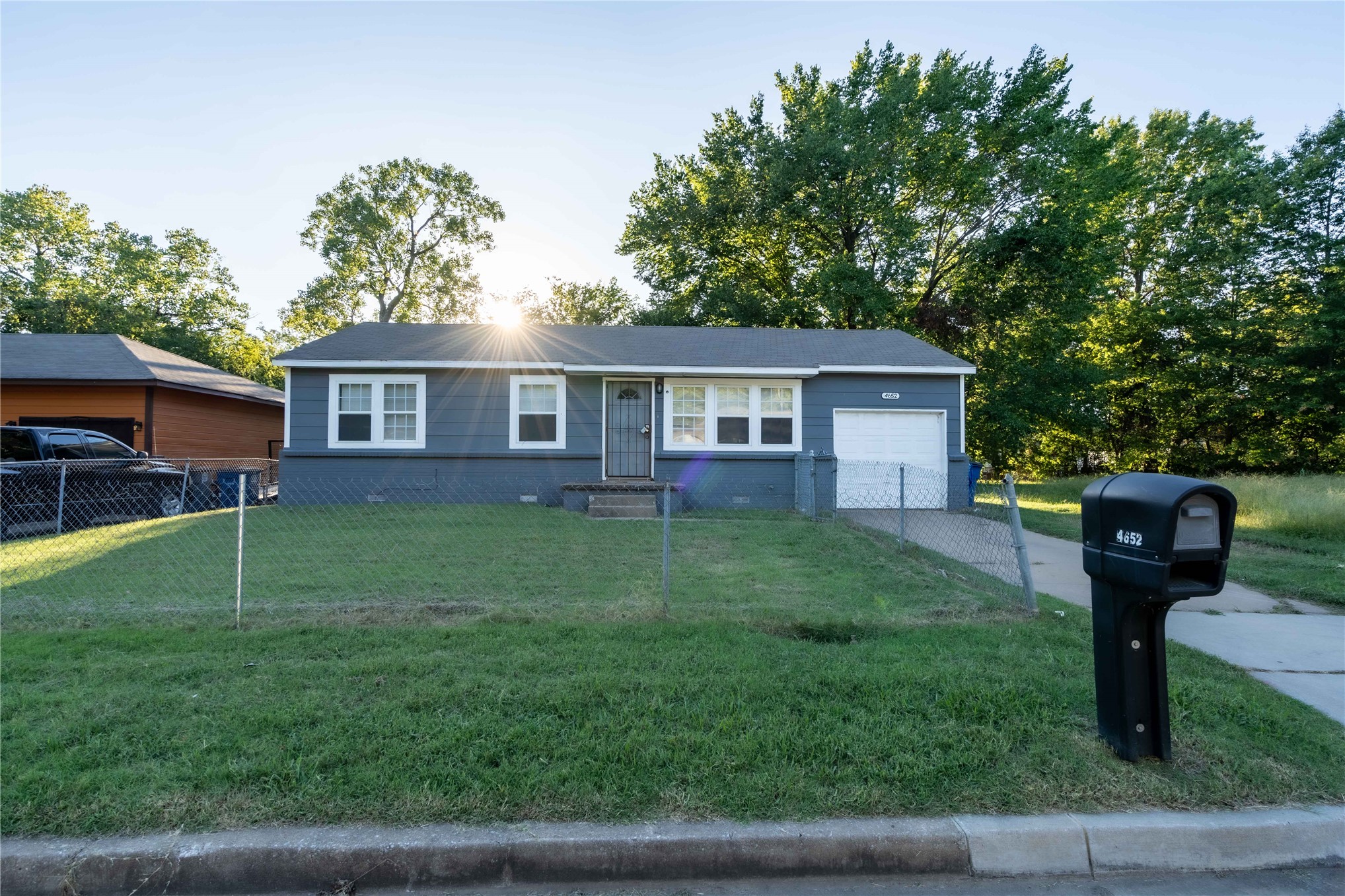 4652 N Main Street Property Photo 1