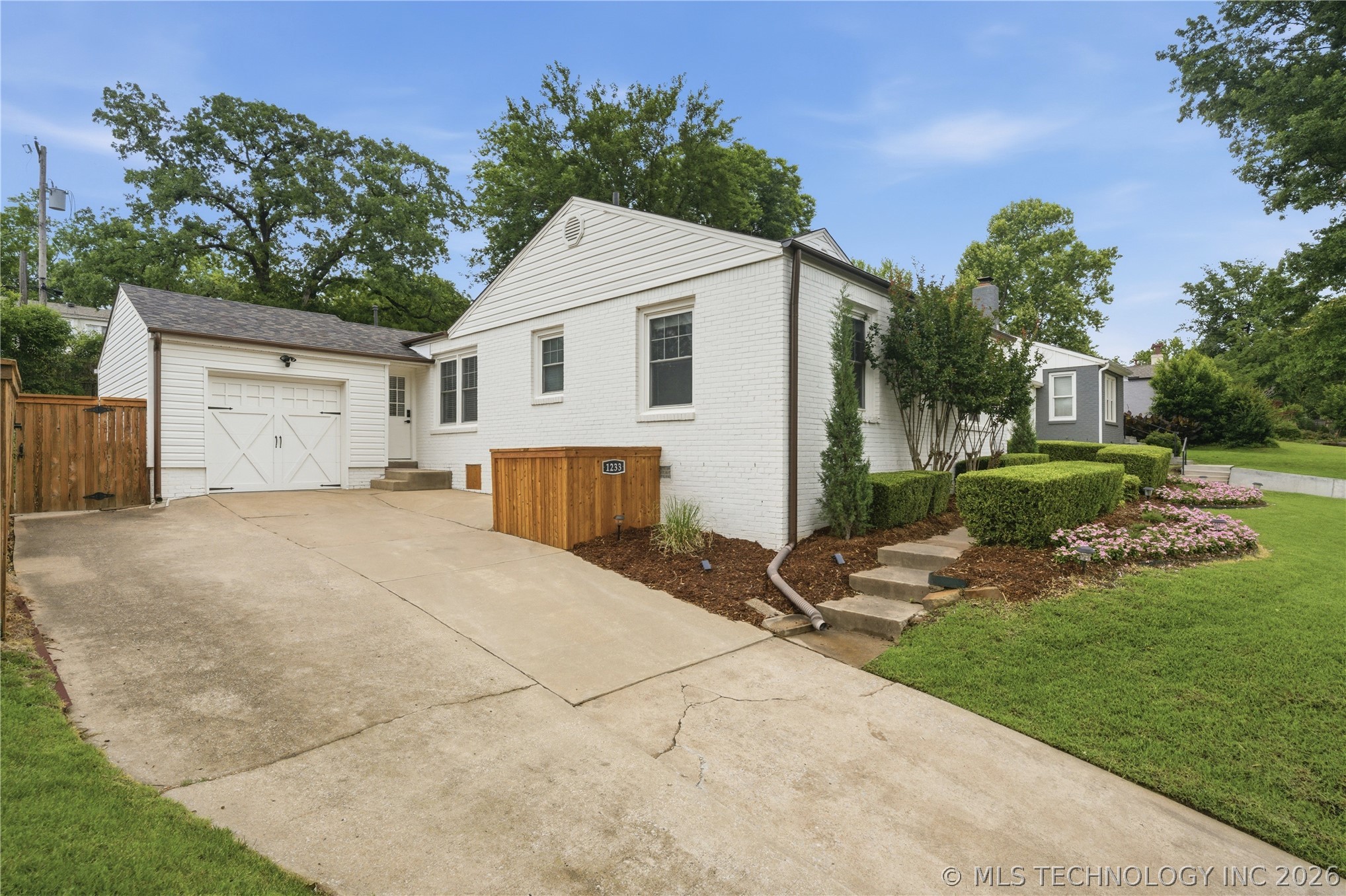 1233 E 31st Street Property Photo 2