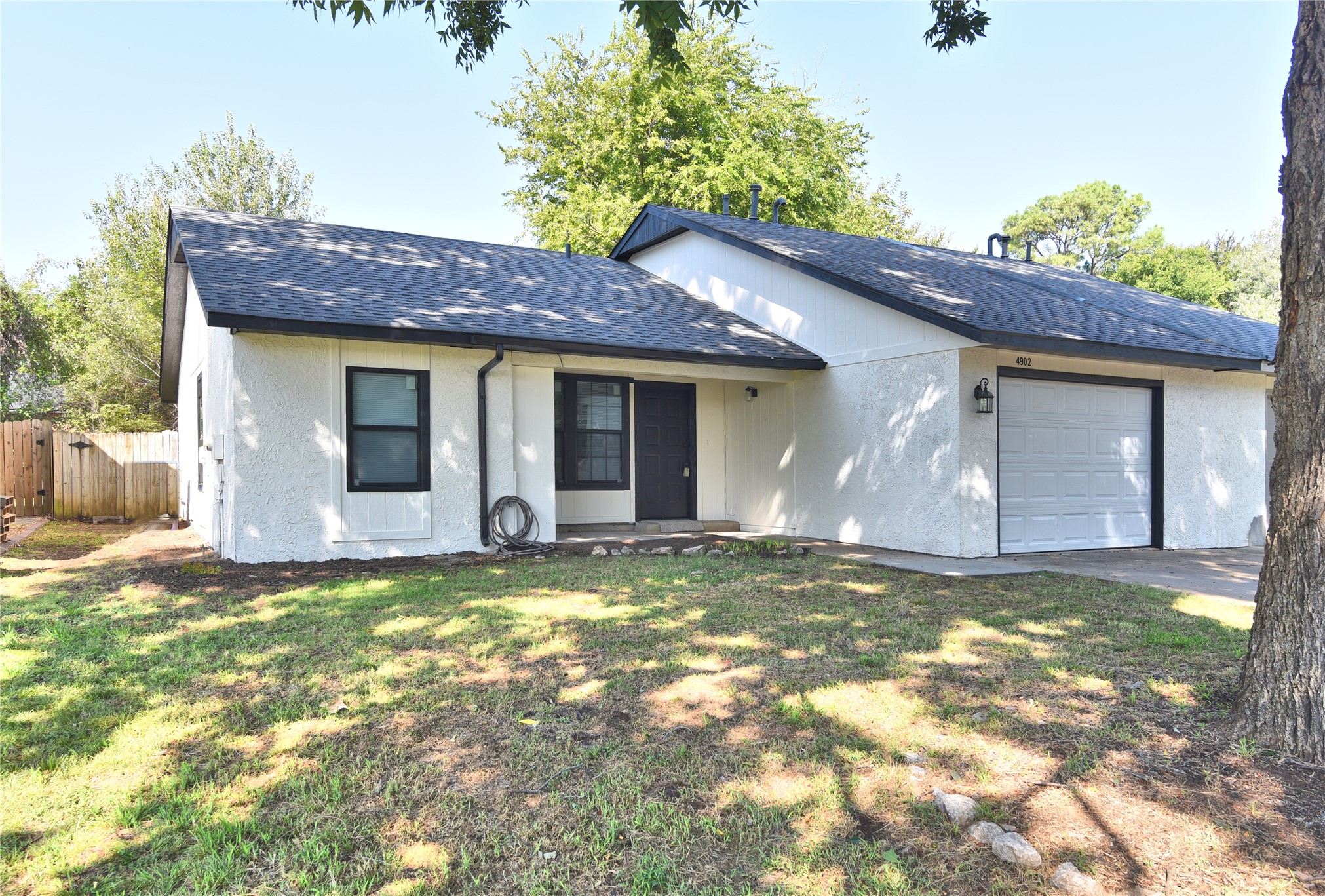 4902 S Hickory Avenue Property Photo 2