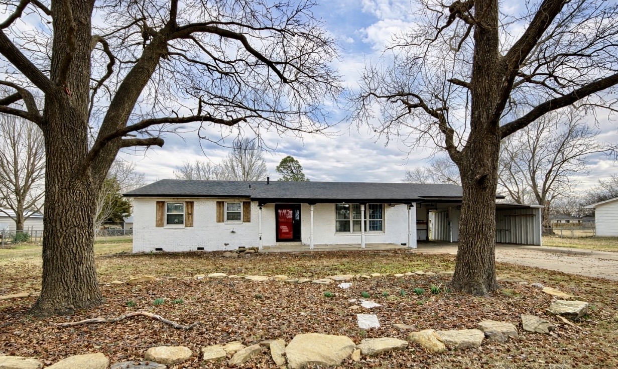 908 W Commercial Property Photo 1